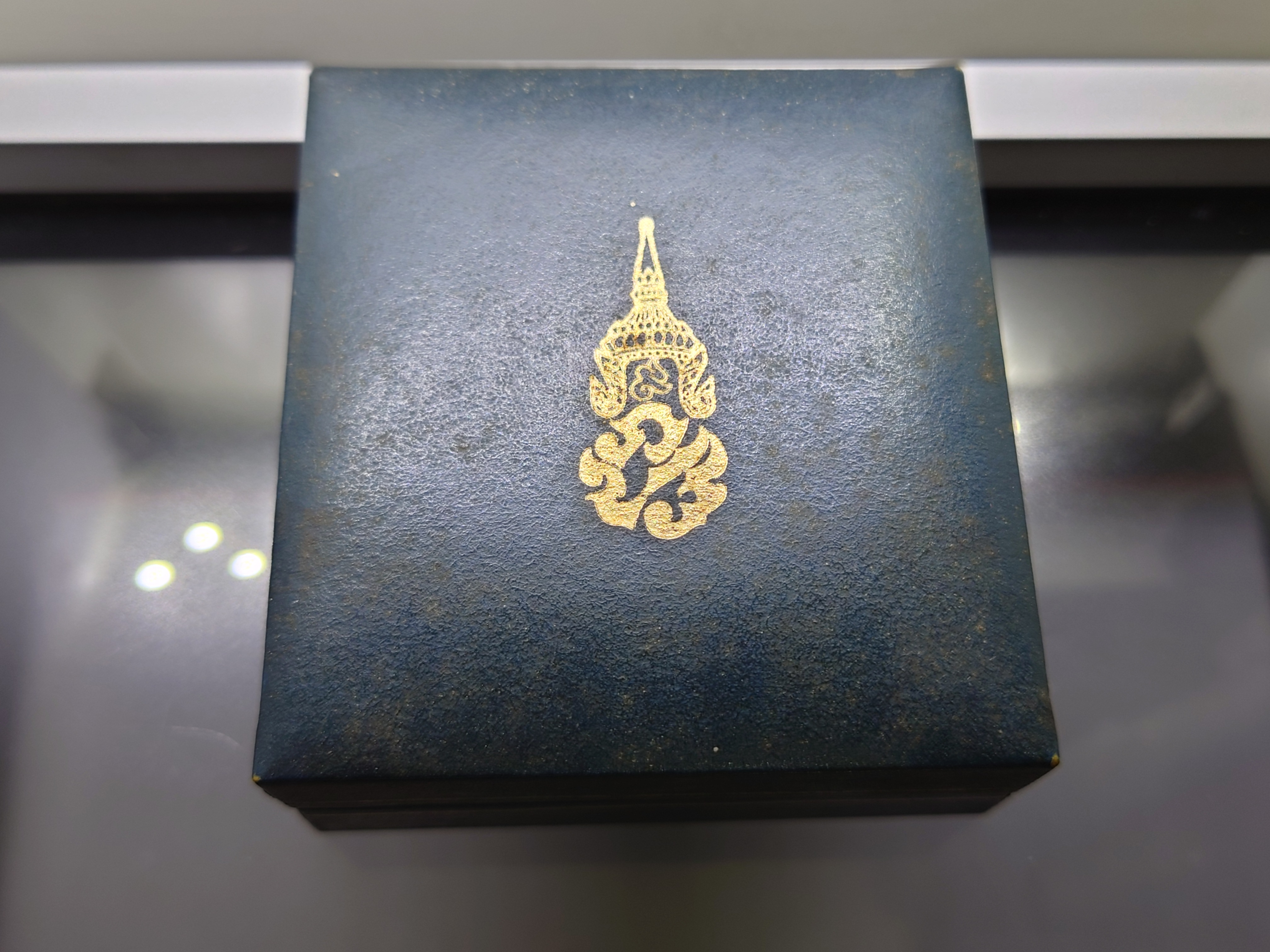 เหรียญที่ระลึกสมโภชน์ช้างเผือก 3 เชือก เพชรบุรี เนื้อเงิน พ.ศ.2521 พร้อมกล่องเดิม รับประกันแท้ หายาก