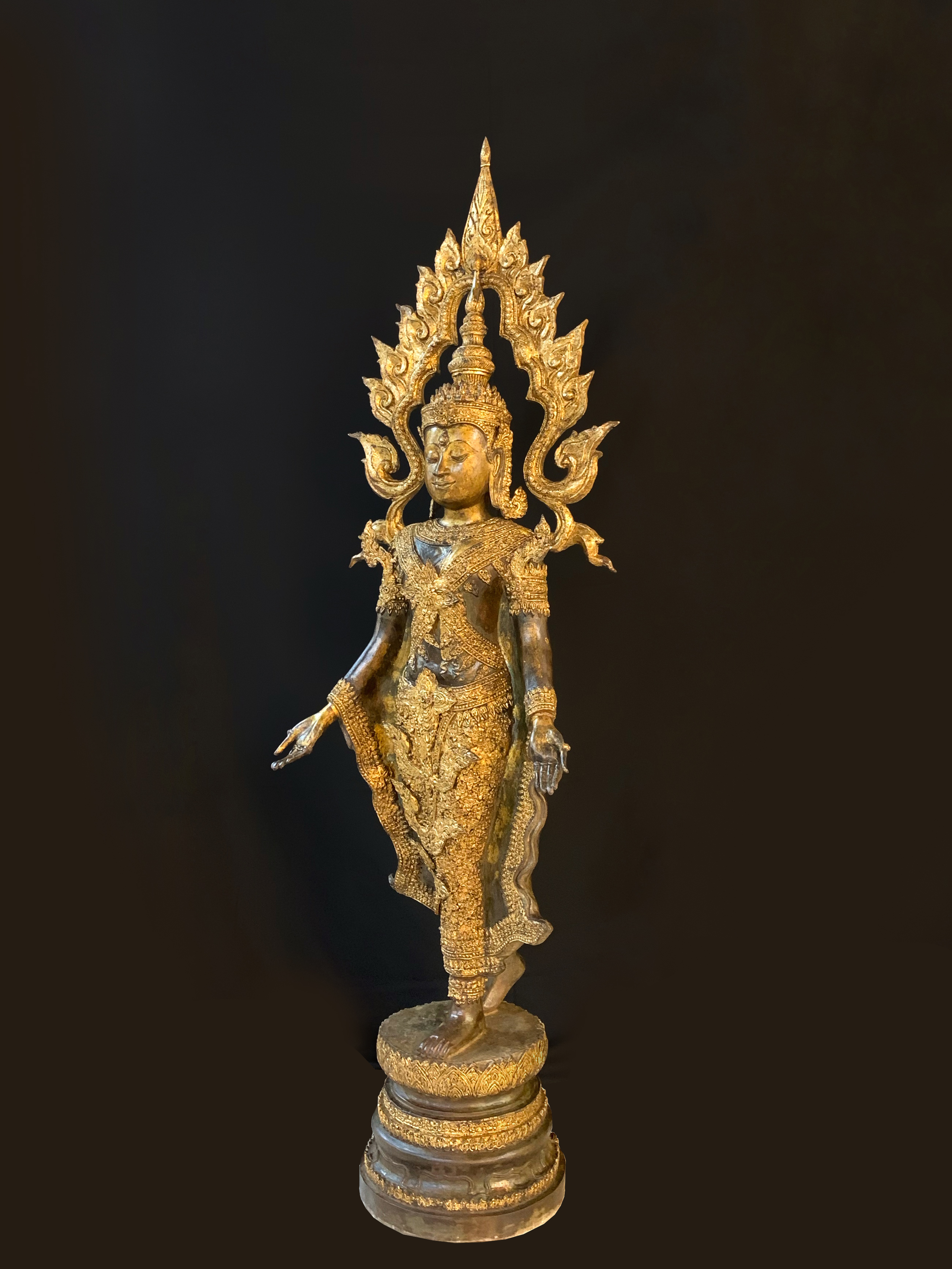 พระพุทธรูปทรงเครื่องกษัตริย์ สูง 2 เมตร