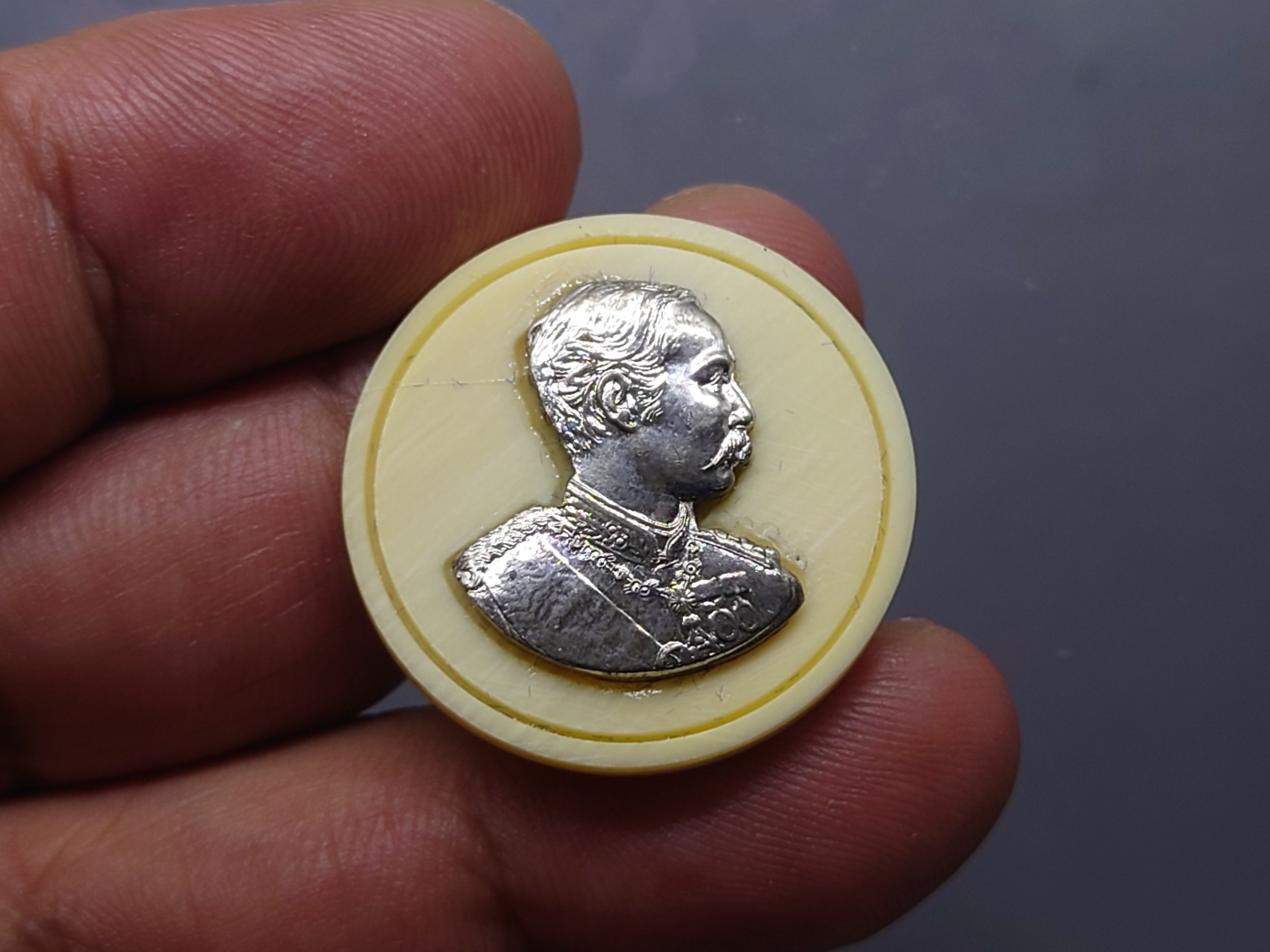 เหรียญรัชกาลที่5 แมมมอธหมื่นปี เนื้องาช้างแมมมอธ หน้ากากเงิน จัดสร้างโดยมูลนิธิศรีรัตนโกสินทร์ วัดพระเชตุพนวิมลมังคลาราม (วัดโพธิ์) ปี2543 พร้อมกล่องเดิม