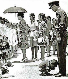 พระบรมรูปหล่อในหลวง รัชกาลที่ 9 รุ่น น้อมกราบพ่อ (เด็กก้มกราบ)