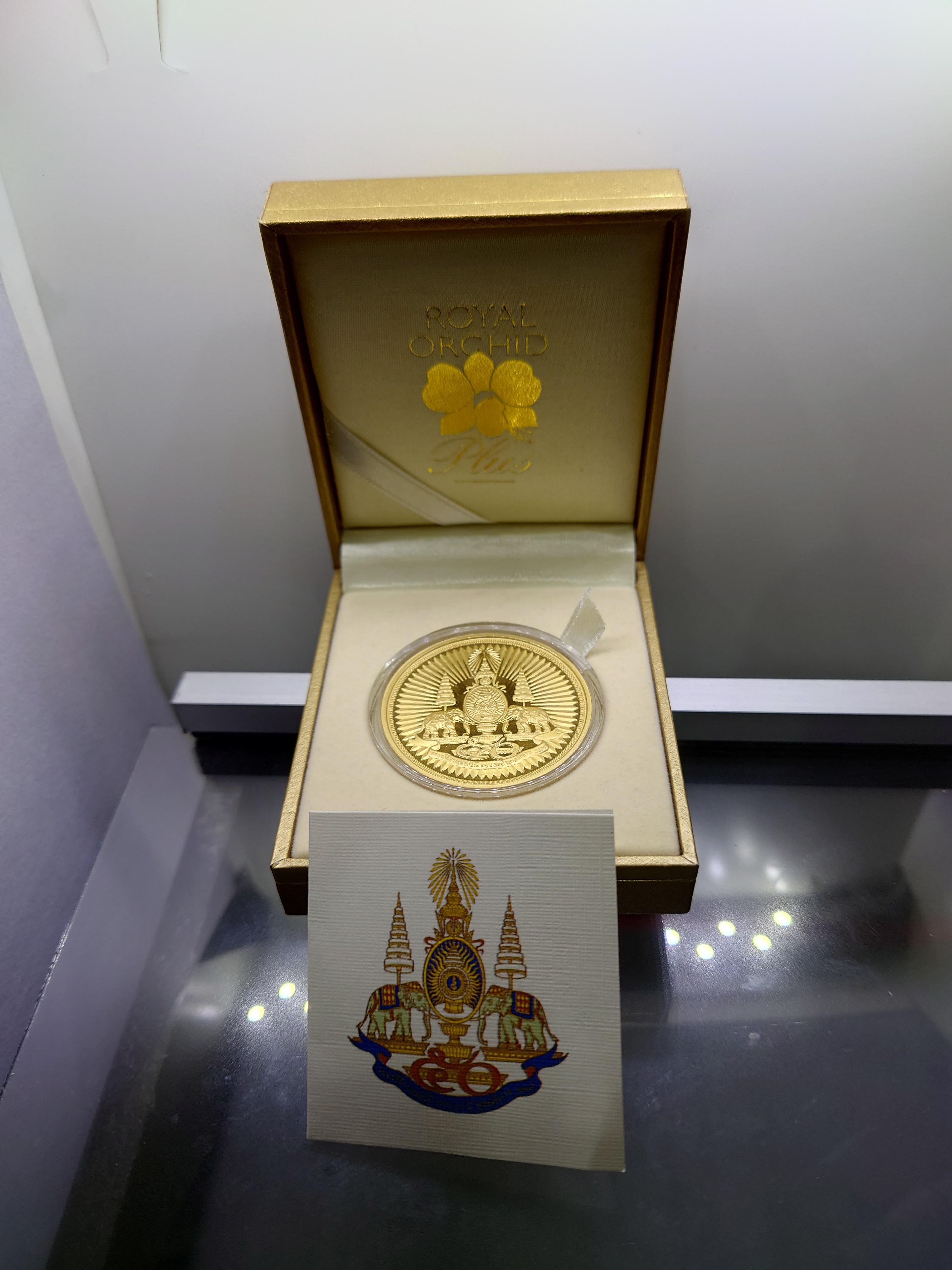 เหรียญตราสัญลักษณ์ กาญจนาภิเษก สองหน้า เนื้อชุบทองแท้ ขนาด 4 ซ.ม. พ.ศ.2539 พร้อมกล่องเดิม ใบเซอร์ (หายาก ผลิตน้อย)