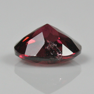 **ขายแล้ว**โกเมนสีม่วงเเดงหรือโรโดไลท์ (Rhodolite Garnet) 0.99 กะรัต ม่วงเเดงเข้ม