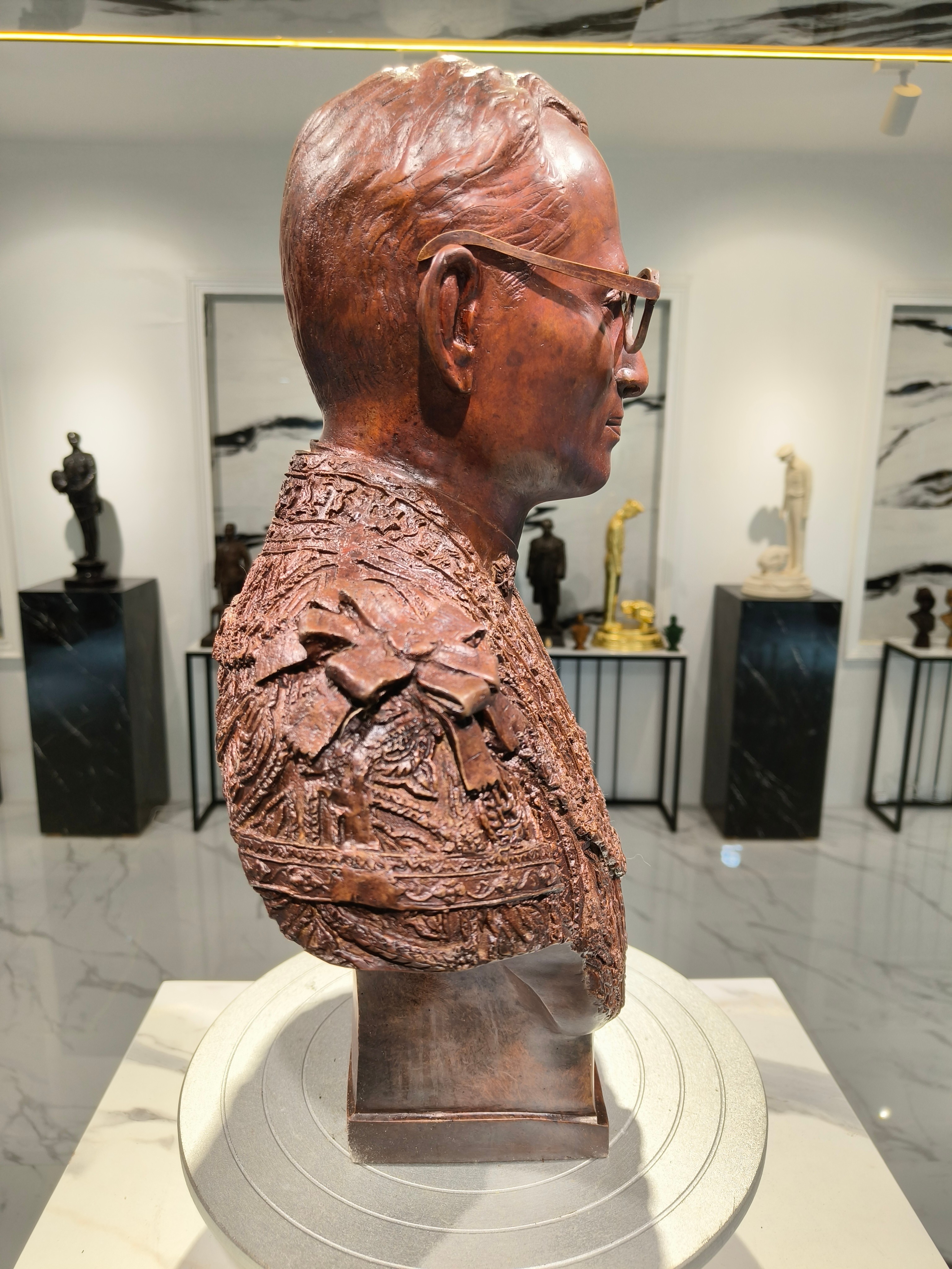 รูปหล่อ ในหลวง รัชกาลที่ 9 ร.9 ครึ่งพระองค์ ขนาดกลาง งานศิลปิน