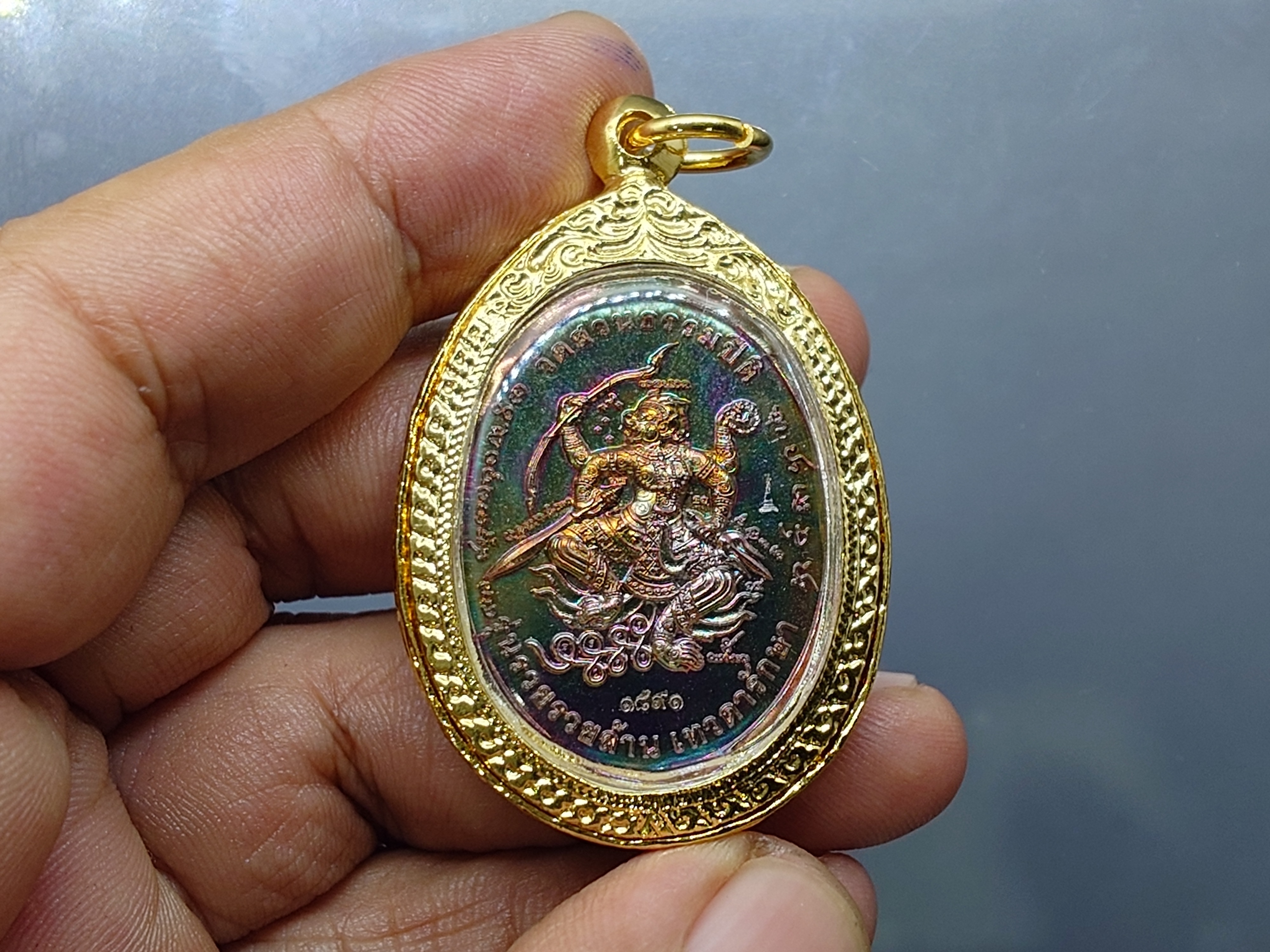 หลวงปู่ศิลา สิริจันโท เนื้อทองแดงผิวรุ้ง พร้อมกรอบชุบทอง 24 K รุ่นรวยรวยล้าน เทวดารักษา วัดสวนธรรมปิติ จ.กาฬสินธู์ ปี2567 พร้อมกล่องเดิม