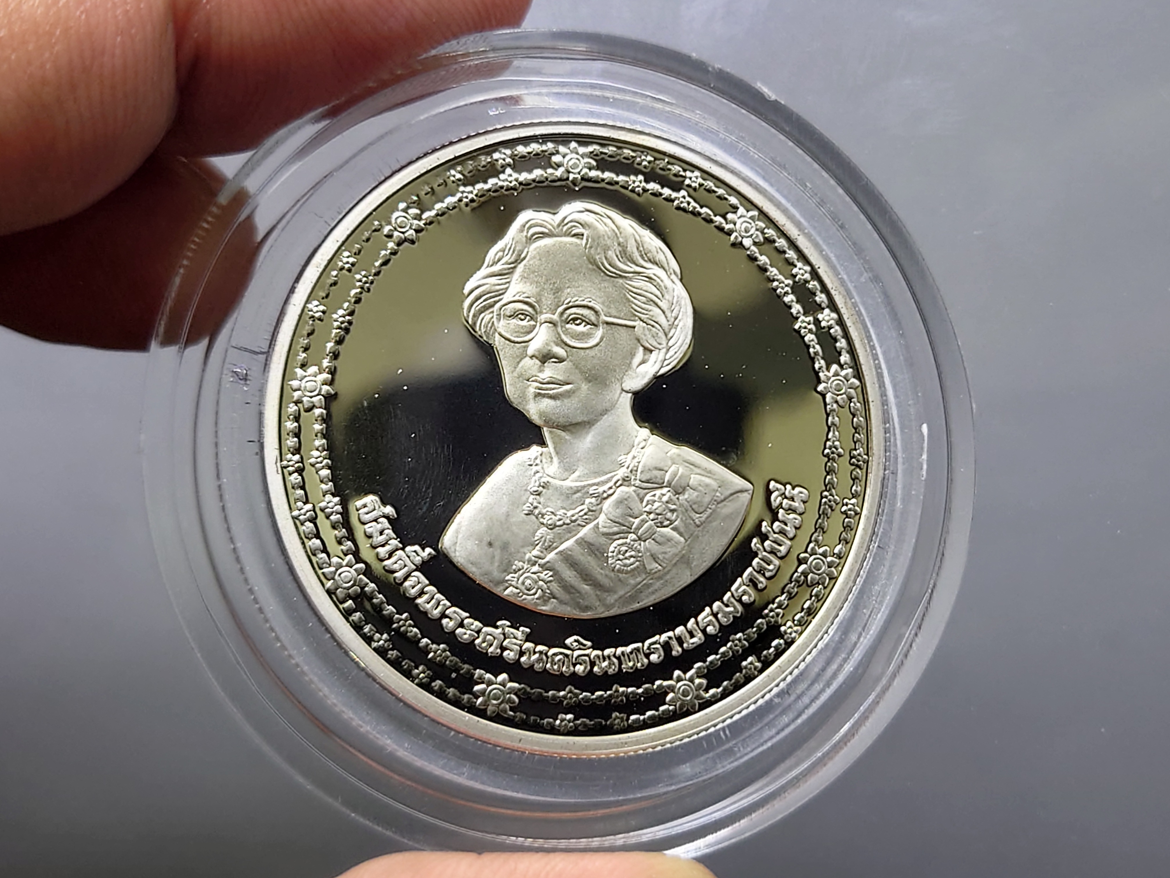 เหรียญเงินขัดเงา 600 บาท ที่ระลึก 90 พรรษา สมเด็จพระศรีนครินทราบรมราชชนนี 2533 พร้อมกล่องหนัง สภาพสวย