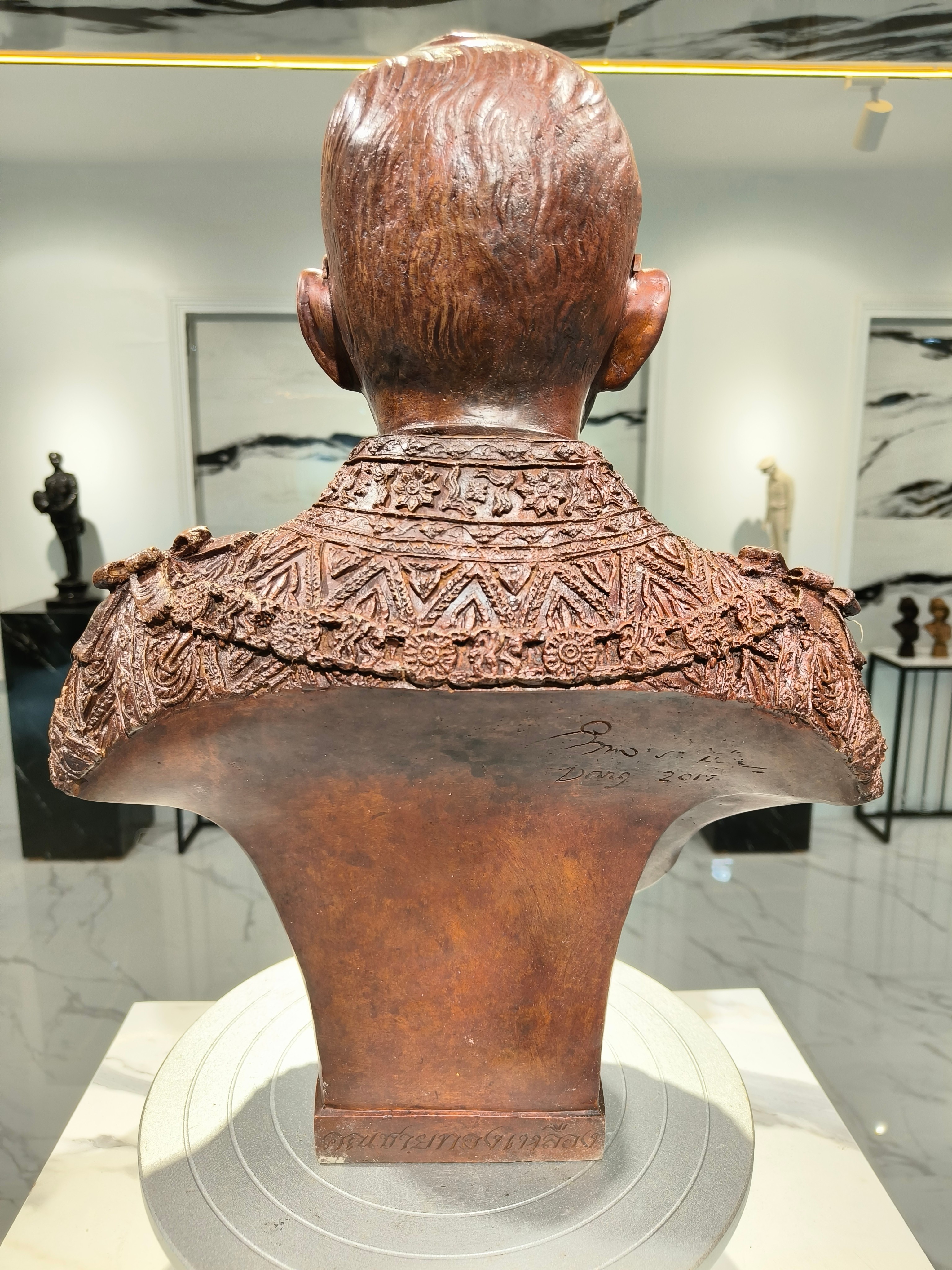 รูปหล่อ ในหลวง รัชกาลที่ 9 ร.9 ครึ่งพระองค์ ขนาดกลาง งานศิลปิน