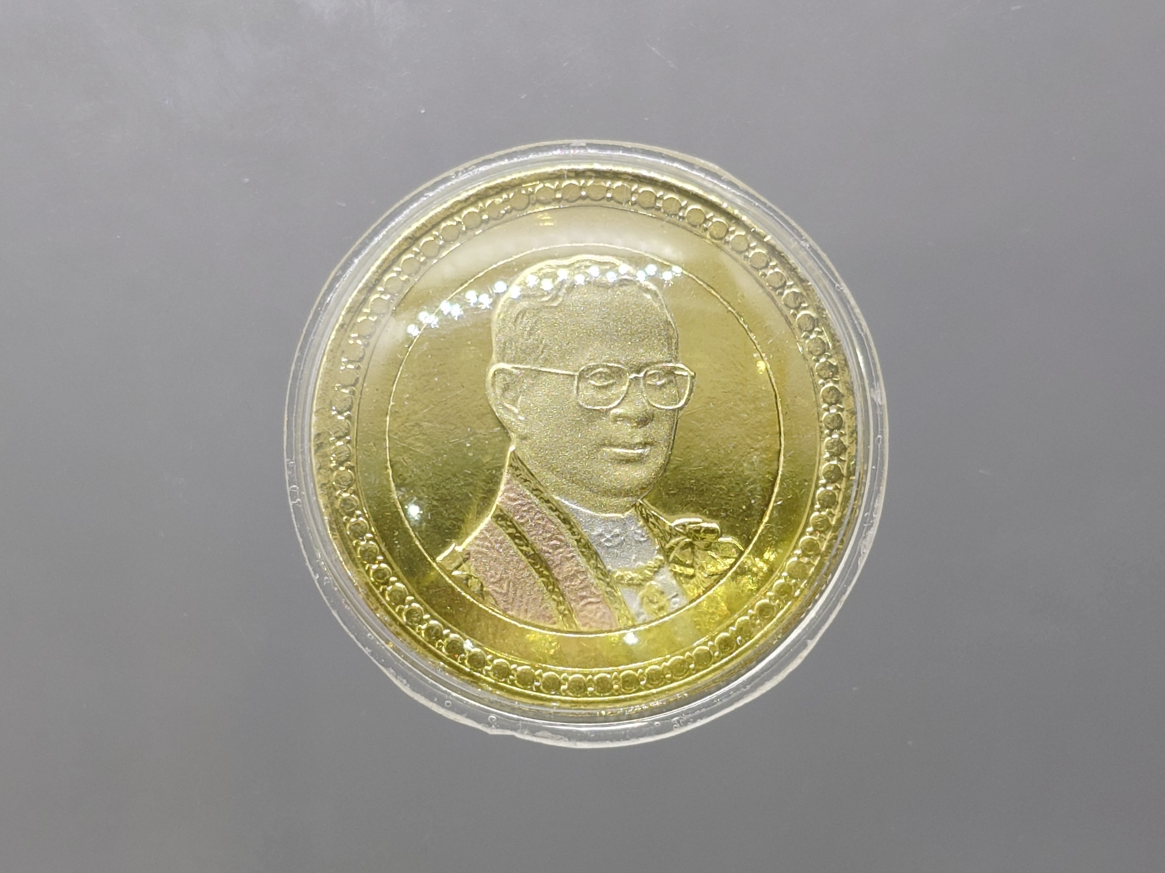 เหรียญ 10 บาท สองสี ชุบทองขัดเงาพ่นทราย สามกษัตริย์ ที่ระลึกครองราชย์ครบ 60 ปี รัขกาลที่9 ปี2549 พร้อมเลี่ยมกันน้ำ