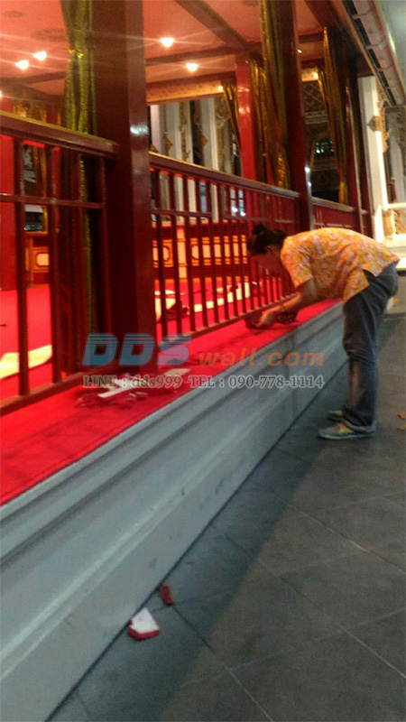 ตัวอย่างติดตั้งพรมปูพื้น สีแดง ภายในวัดมกุฏกษัตริยารามราชวรวิหาร