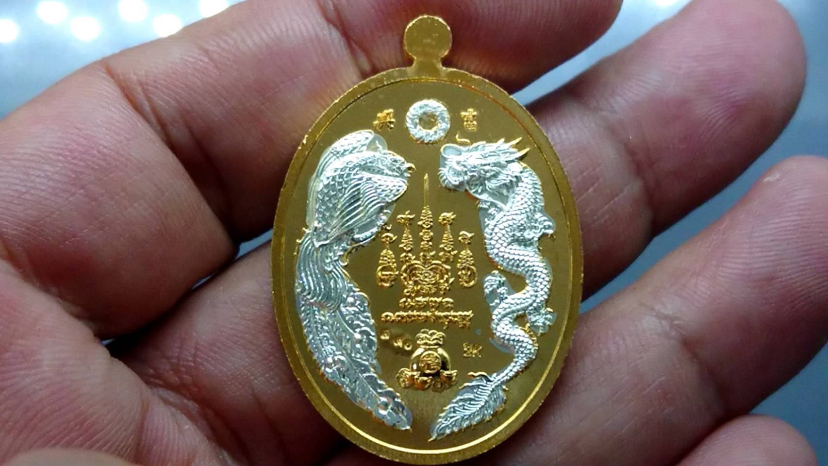 เหรียญรุ่นรวยรับทรัพย์ เนื้อชุบ 2 K ลงยาคุ้ยพื้นเขียว องค์หลวงพ่อชุบเงิน หลวงพ่อพัฒน์ วัดห้วยด้วน โคท 390