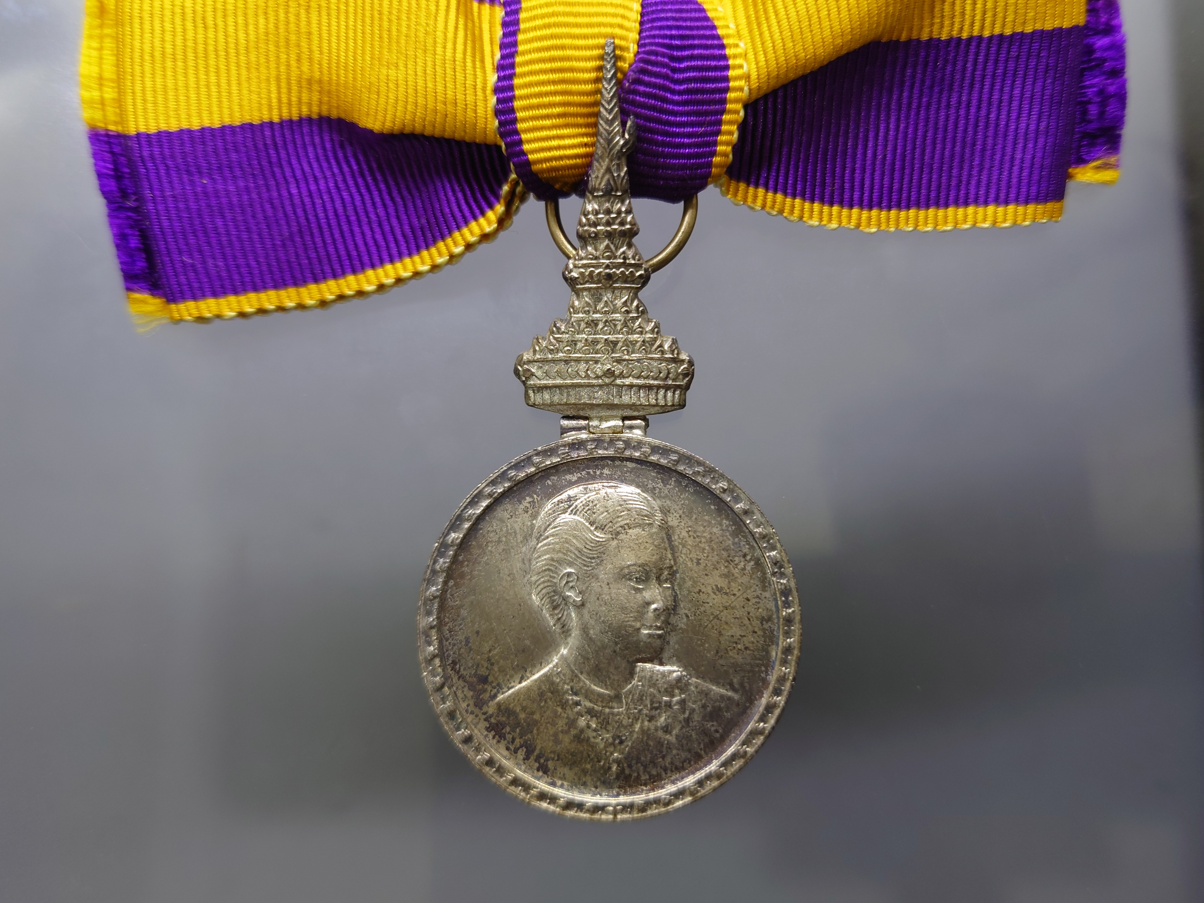 แพรแถบพระราชพิธีสถาปนา สมเด็จพระเทพๆ เนื้อเงิน 2520 แบบหญิง