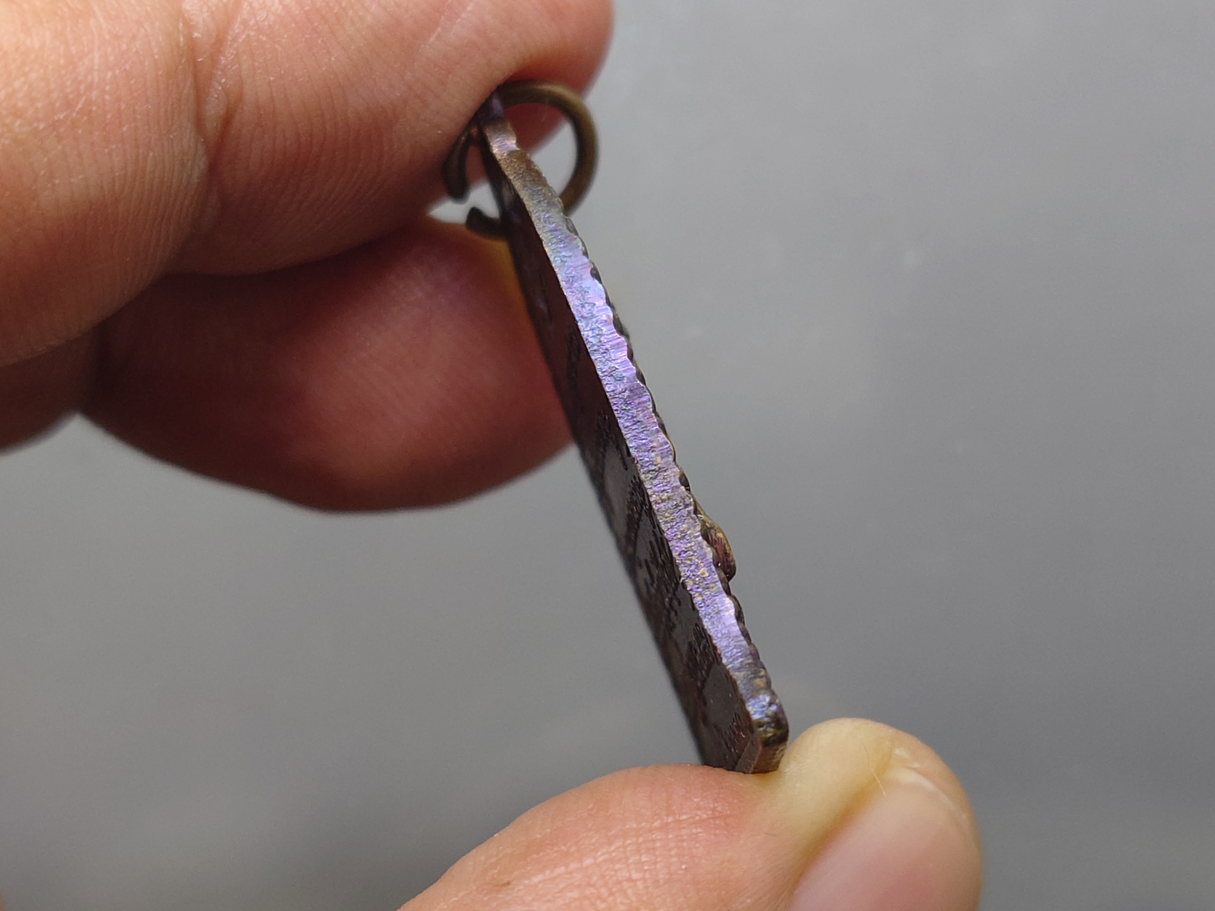 เหรียญระฆัง พระประจำวันเกิด "พฤหัสบดี" วันเพ็ญเดือนสิบสอง หลวงพ่อเกษม เขมโก ทองแดงผิวรุ้ง สำนักสุสานไตรลักษณ์ จ.ลำปาง พ.ศ.2536 พร้อมซองเดิม