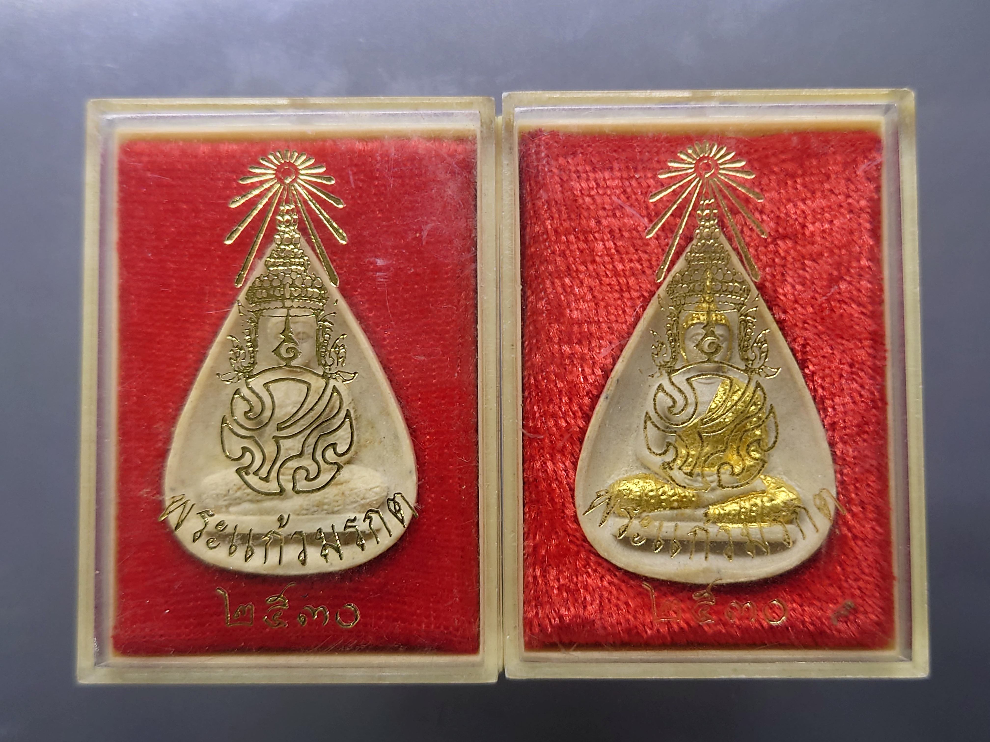 พระแก้วมรกต เครื่องทรงฤดูฝน หลัง ภปร.เนื้อผงและเนื้อผงปัดทอง วัดบวรนิเวศวิหาร ปี2530 พร้อมตลับเดิม