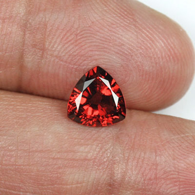 **ขายแล้ว**โกเมนสีม่วงเเดงหรือโรโดไลท์ (Rhodolite Garnet) 1.71 กะรัต รูปร่างดี ไฟดี