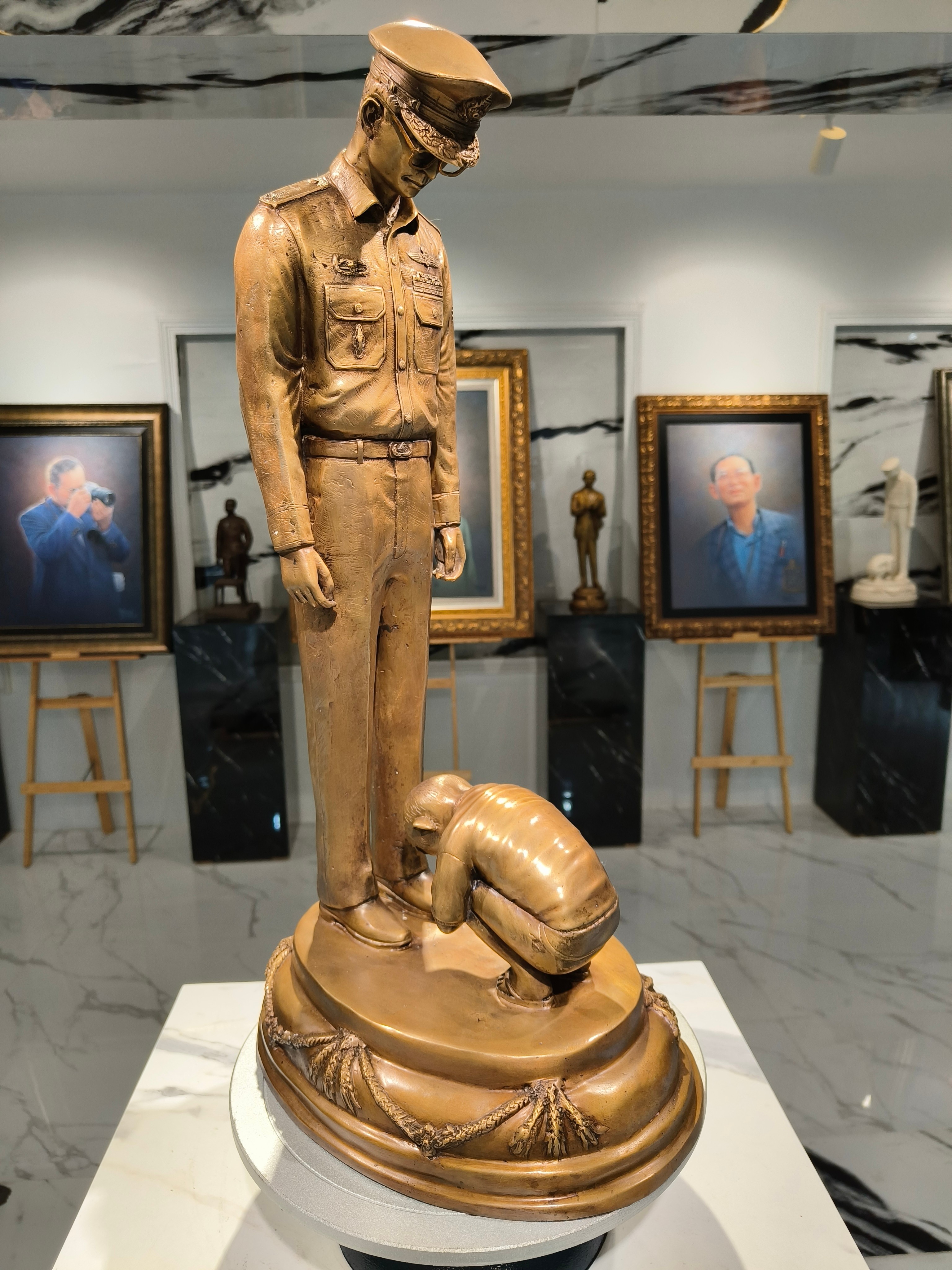 พระบรมรูปหล่อ ในหลวง รัชกาลที่ 9 รุ่น น้อมกราบพ่อ (เด็กก้มกราบ)