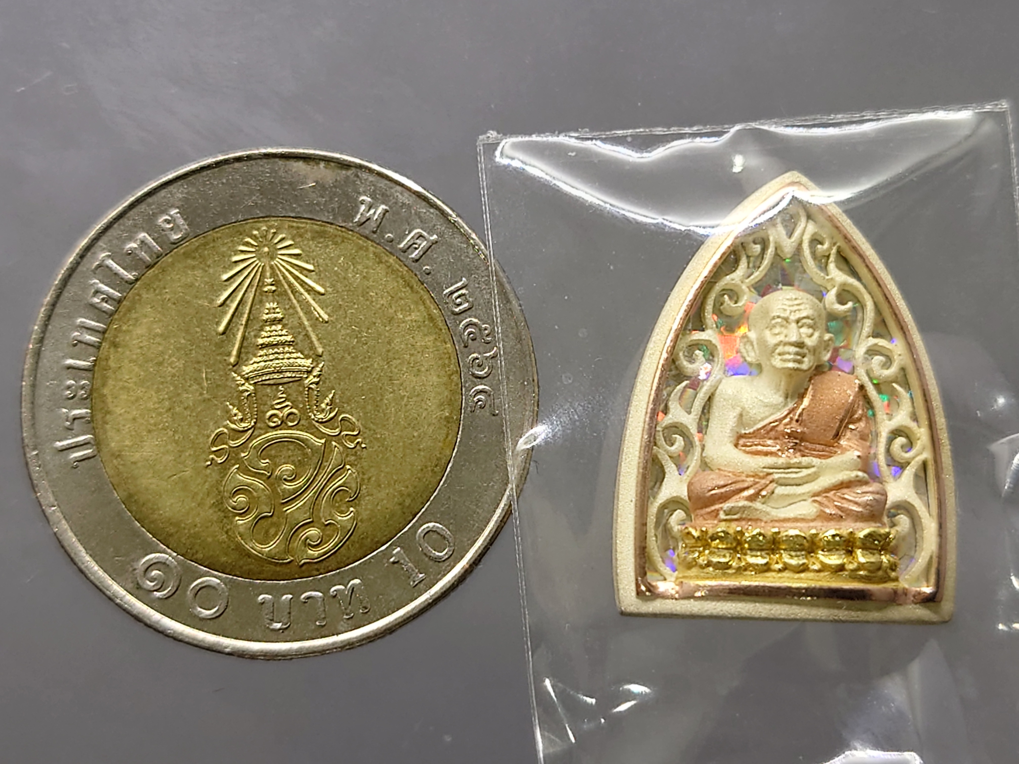 เหรียญหลวงปู่ทวด เนื้อเงิน 3 K รุ่นมงคลบารมี วัดประสาทบุญญาวาส พ.ศ.2545 พิมพ์สามเหลี่ยม ขนาดสูง 2.3 ซ.ม. พร้อมกล่องเดิม