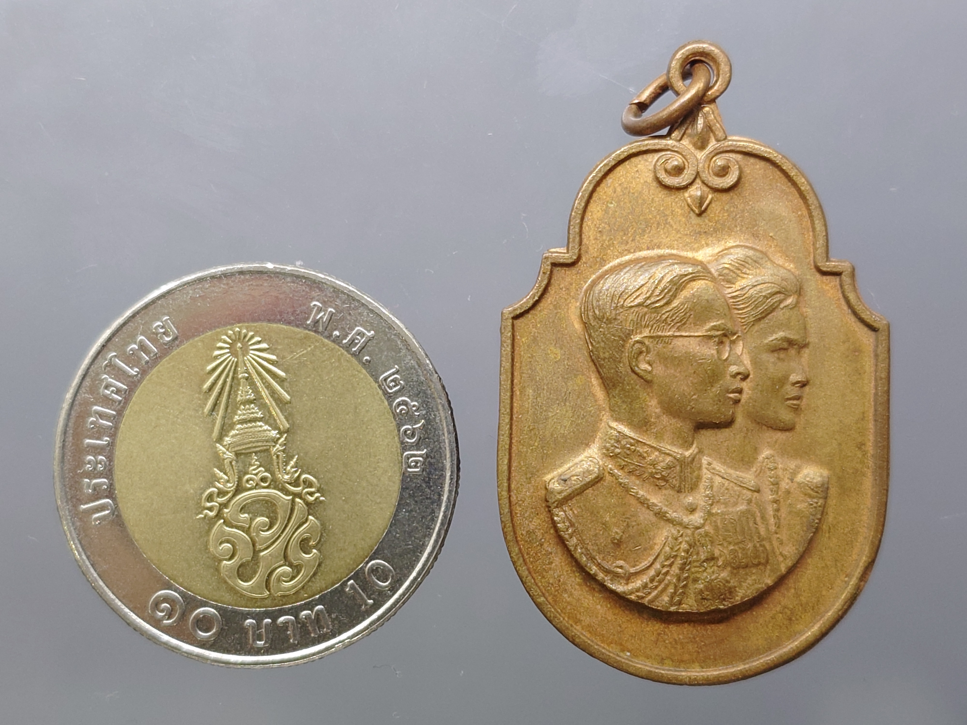 เหรียญที่ระลึกพระราชพิธีขึ้นระวางสมโภชช้างเผือก จ.นราธิวาส เนื้อทองแดง ปี2520 ไม่ผ่านใช้ สภาพสวย รับประกันแท้