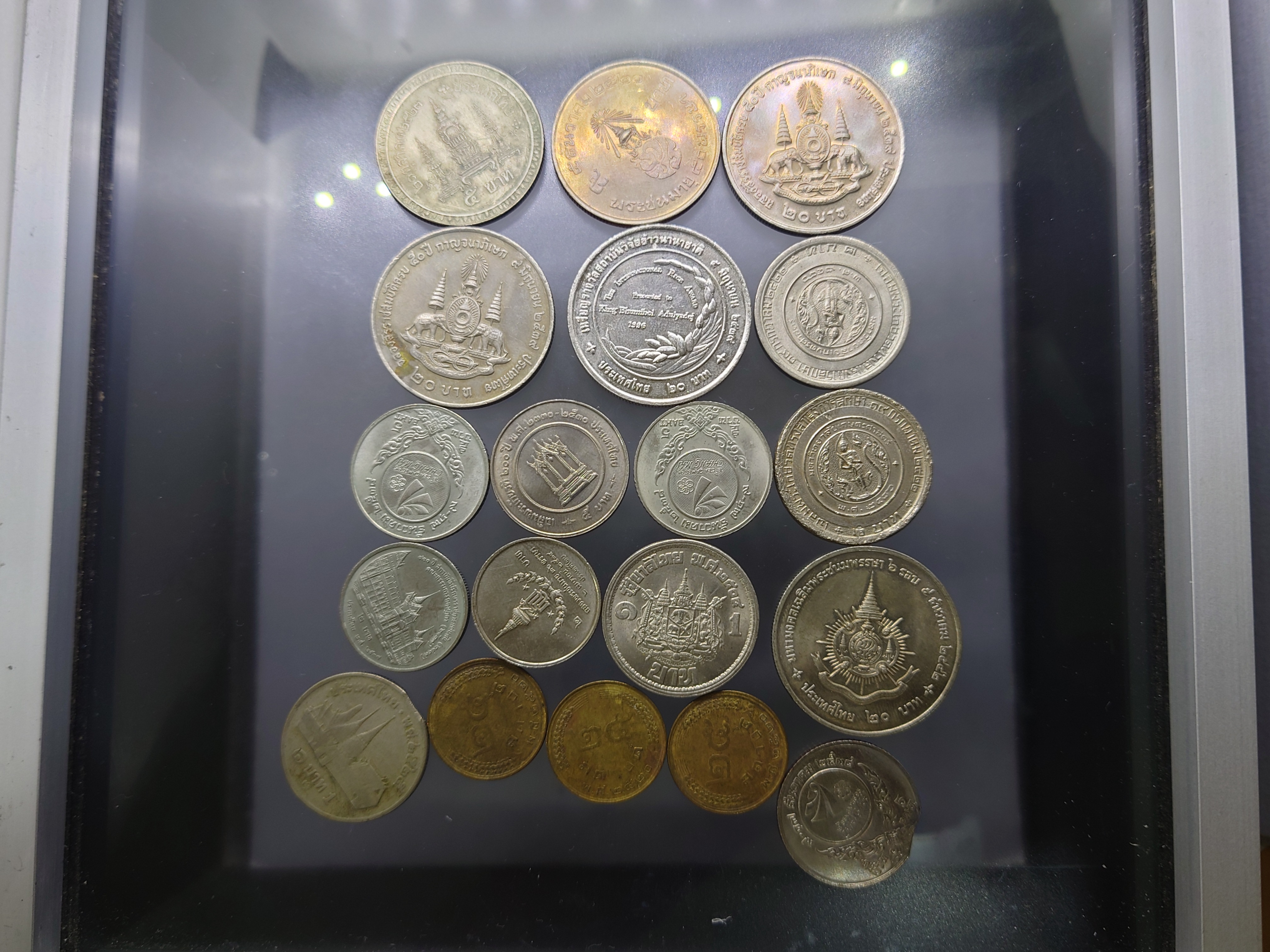 ชุด 19 เหรียญ เหรียญกษาปณ์ที่ระลึก ตามภาพ