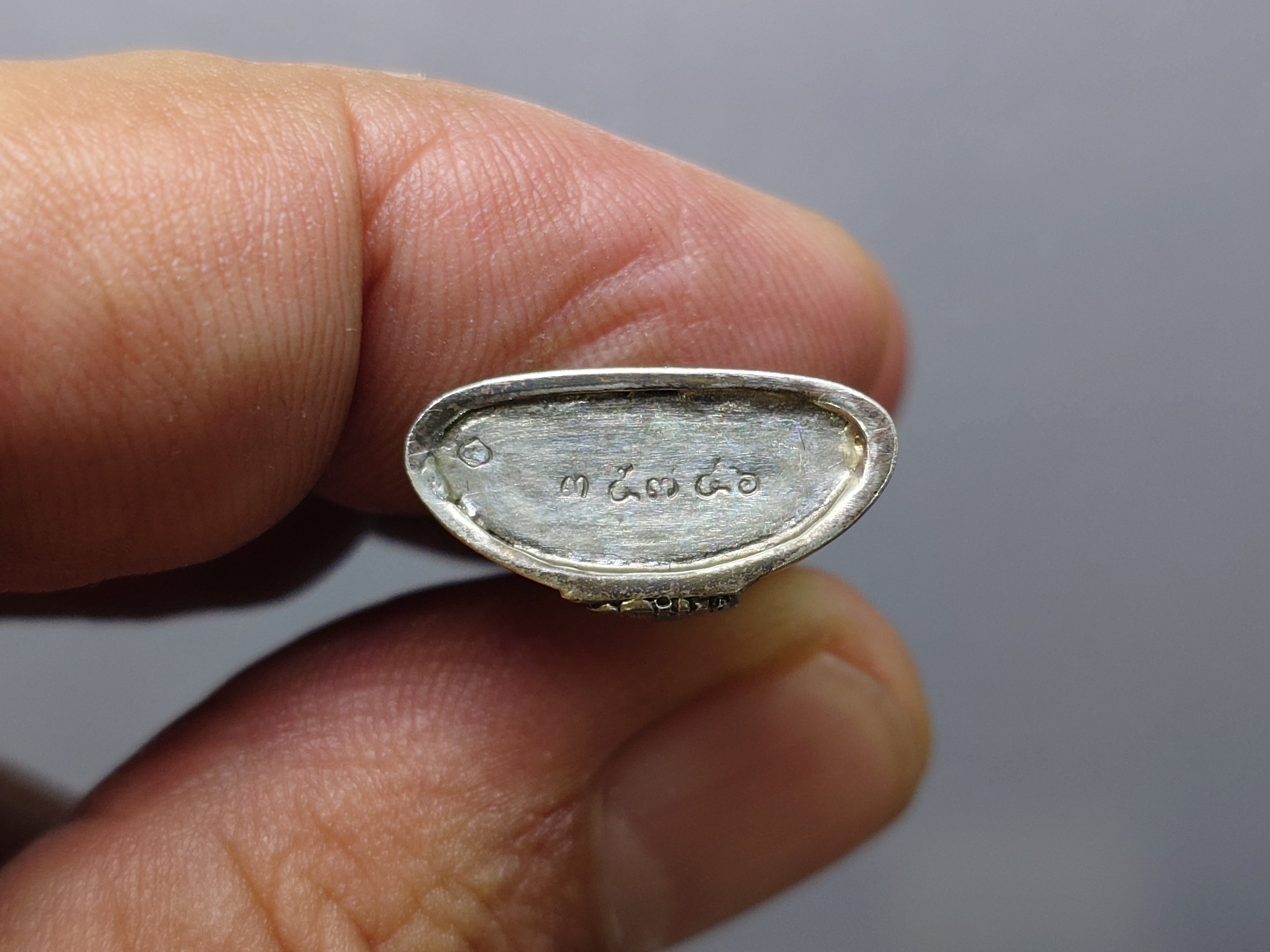 พระแก้วมรกต (พระพุทธมหามณีรัตนปฏิมากร) กรมสรรพสามิต ครบรอบ 64 ปี เนื้อเงินรมดำ พ.ศ.2539 พร้อมกล่องเดิม