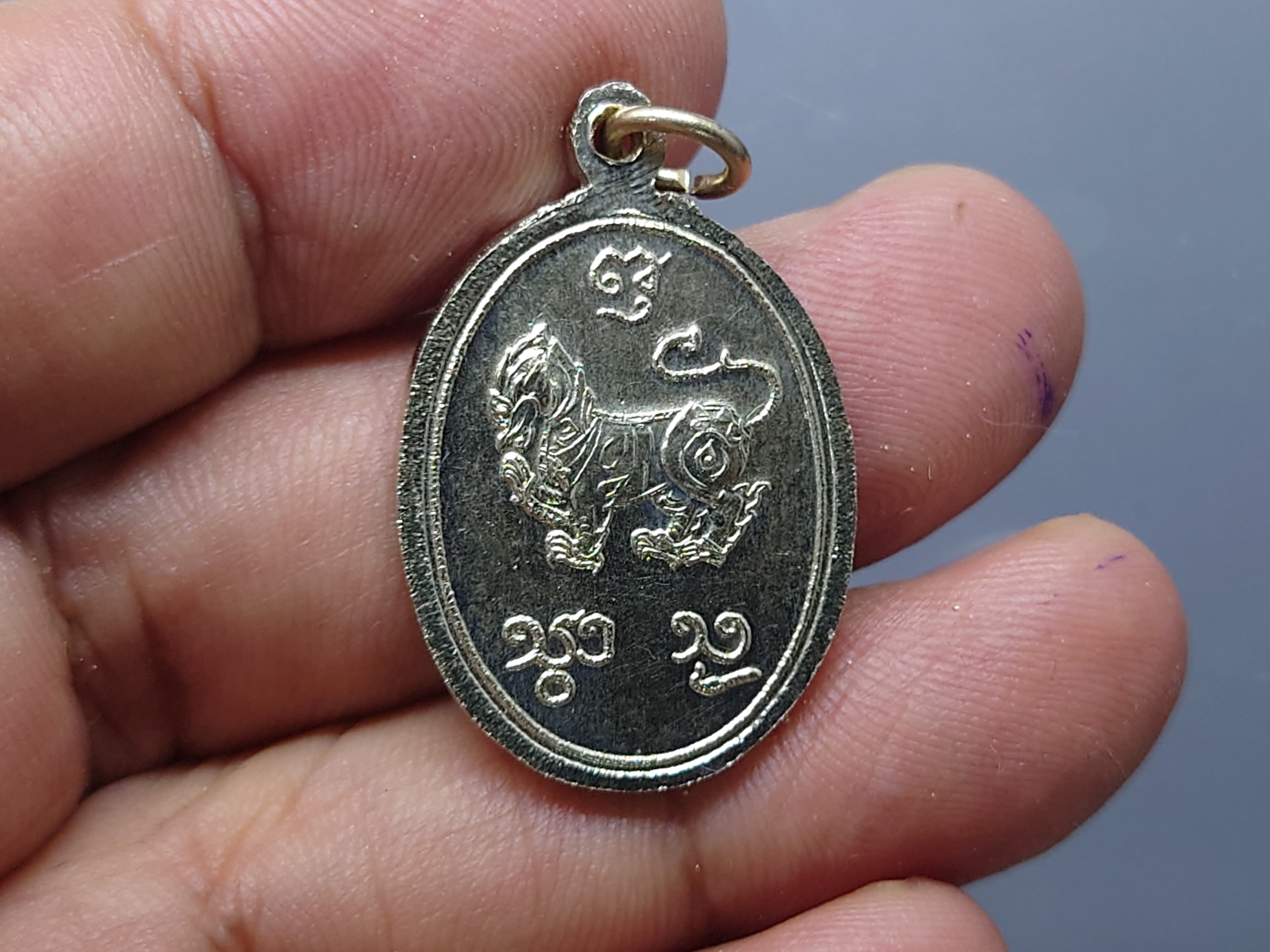 เหรียญสมโภชน์เมืองเชียงราย 725 ปี เนื้ออัลปาก้า ที่ระลึกงานกฐิณพระราชทาน วัดพระสิงห์ จ.เชียงราย ปี2540 พร้อมตลับเดิม