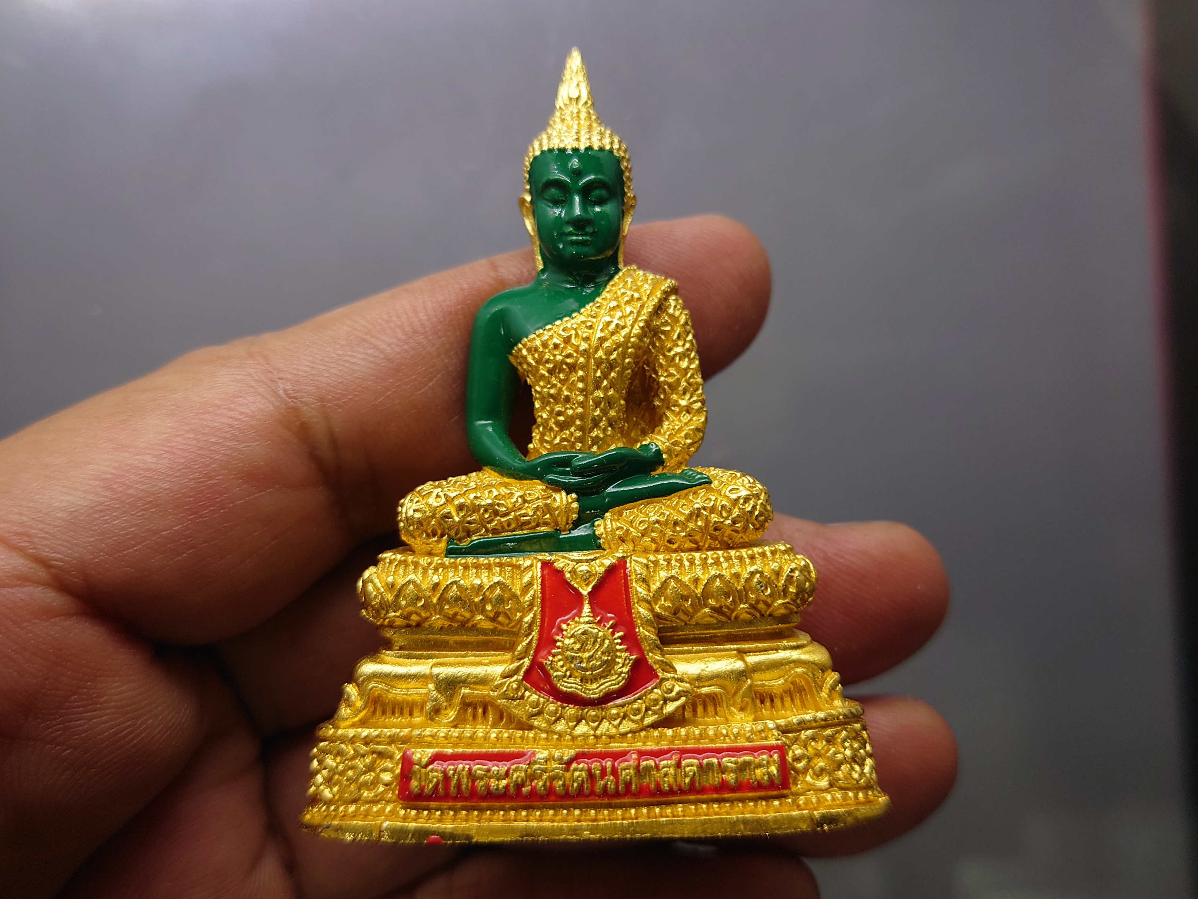 พระแก้วมรกต ทรงฤดูฝน (ขนาดสูง 6.3 เซน) เนื้อโลหะเคลือบสีเขียว เครื่องทรงชุบทอง สำนักพระราชวัง สร้าง พุทธาภิเษก ณ วัดพระศรีรัตนศาสดาราม พ.ศ.2547 ซีลเดิม รับประกันแท้