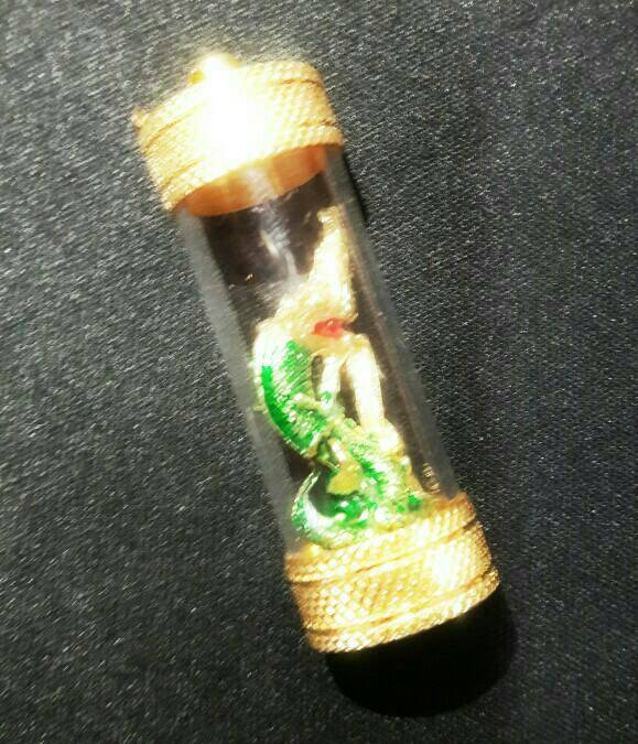 พญานาคในหลอดแก้วเลี่ยมทองไมครอน