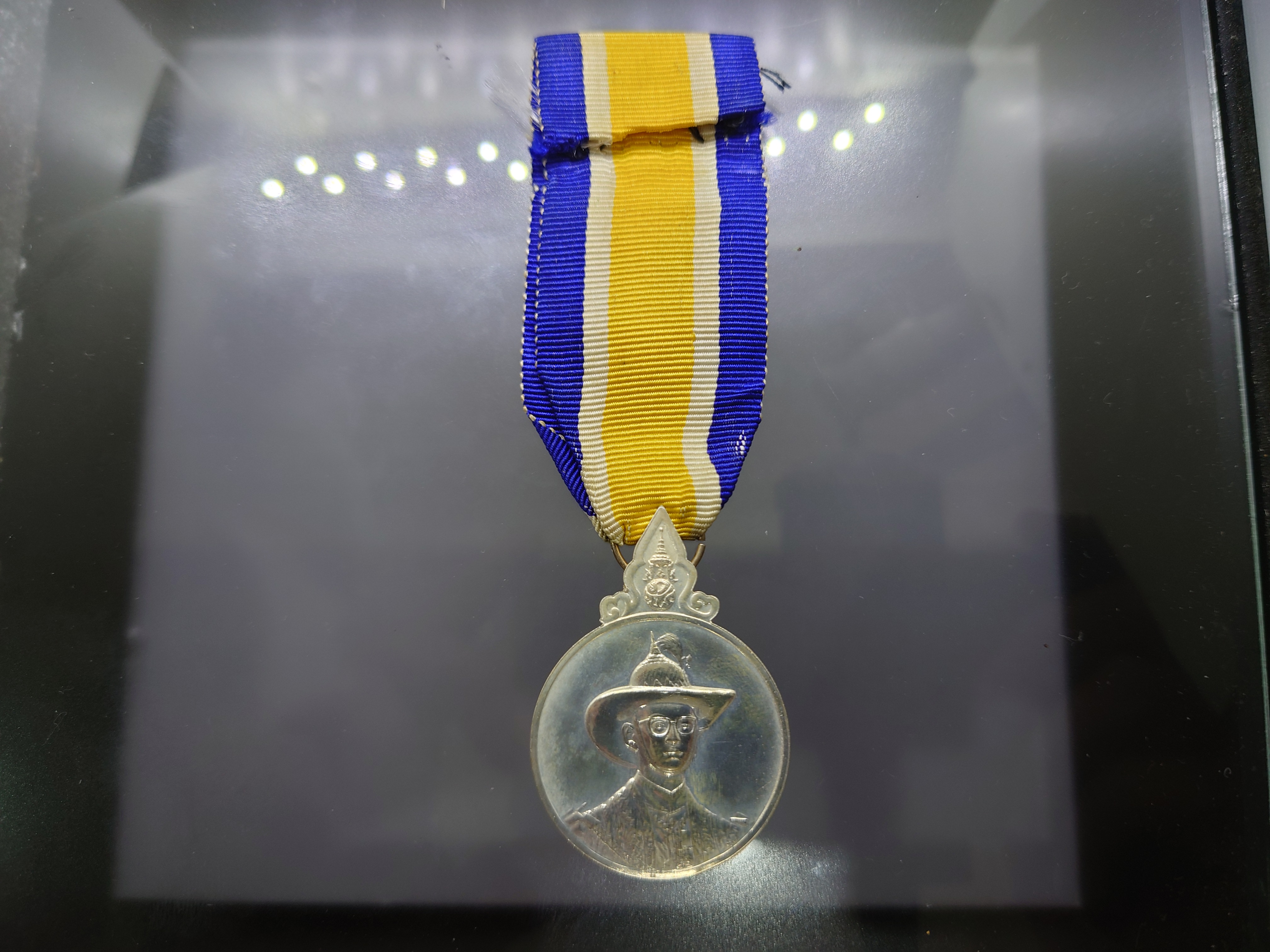 เหรียญแพรแถบ เนื้อเงิน ที่ระลึกมหามงคลเฉลิมพระชนมพรรษา 6 รอบ รัชกาลที่ 9 พ.ศ.2542 แบบชาย