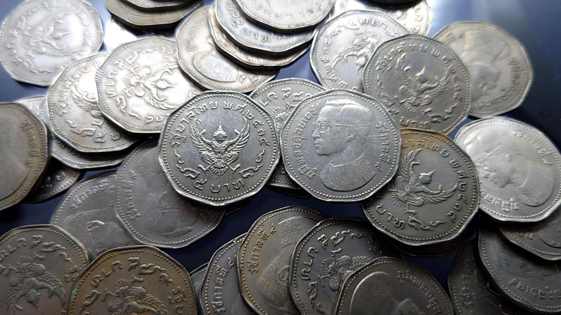 เหรียญ 5 บาท หลังพระครุฑพ่าห์ (9เหลี่ยม) 2515 ผ่านใช้