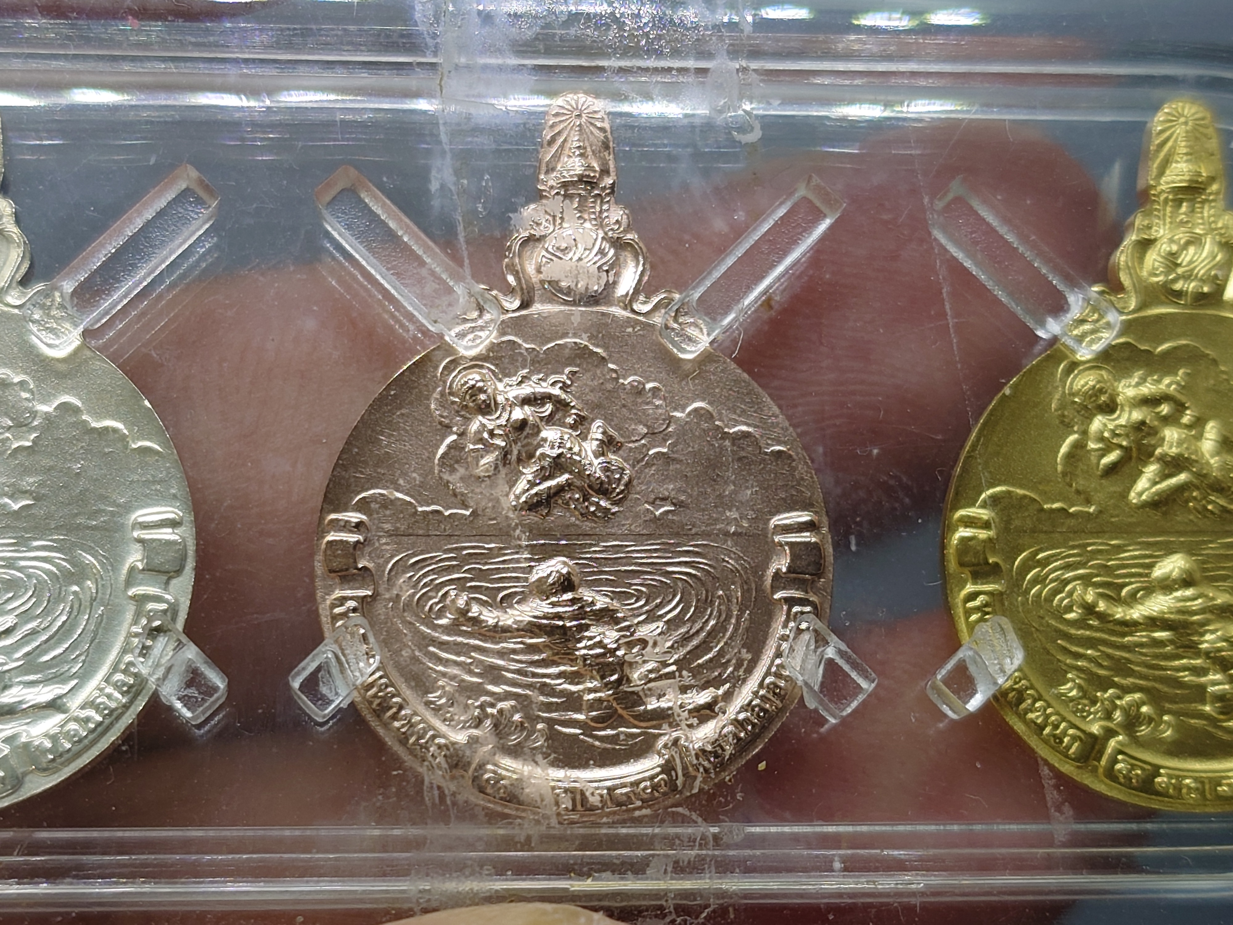 เหรียญพระมหาชนก ครบชุดทองคำ พิมพ์เล็ก (เนื้อทองคำ เนื้อนาค เนื้อเงิน) ปี2542 พร้อมหนังสือ