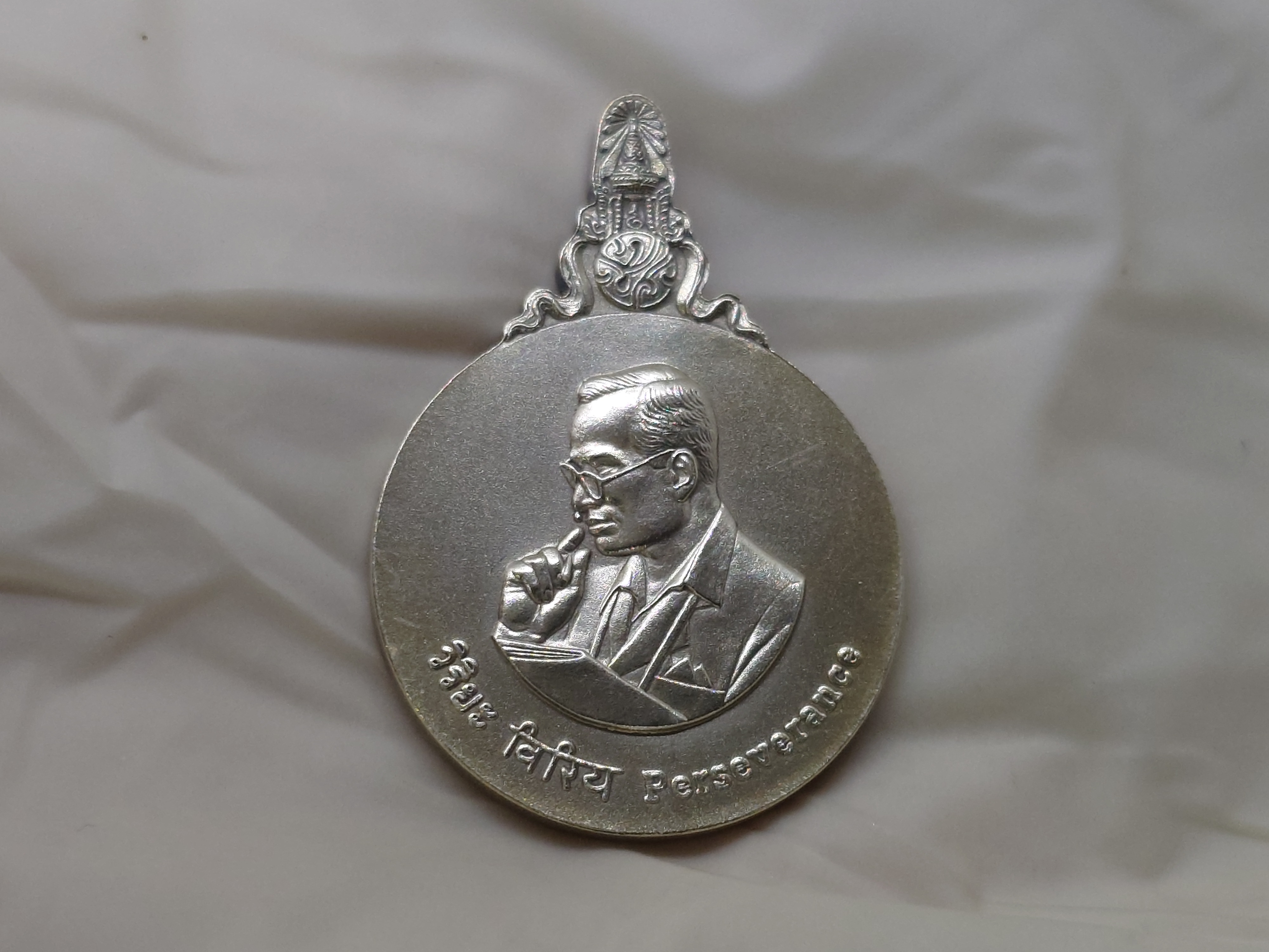 พระมหาชนก เนื้อเงิน พิมพ์เล็ก ปี2542 มีแค่เหรียญ ตลับเดิม รับประกันแท้