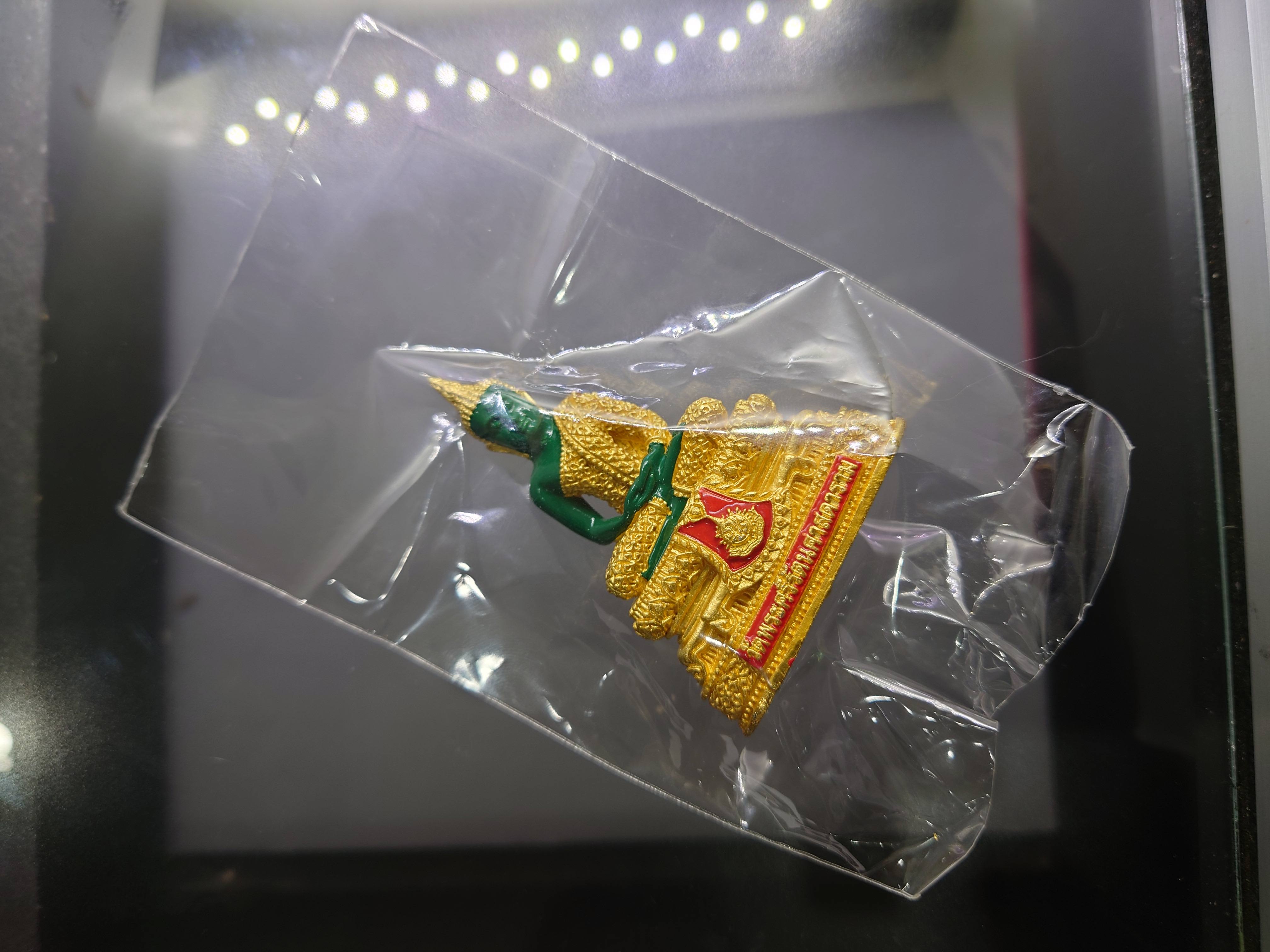 พระแก้วมรกต ทรงฤดูฝน (ขนาดสูง 6.3 เซน) เนื้อโลหะเคลือบสีเขียว เครื่องทรงชุบทอง สำนักพระราชวัง สร้าง พุทธาภิเษก ณ วัดพระศรีรัตนศาสดาราม พ.ศ.2547 ซีลเดิม รับประกันแท้