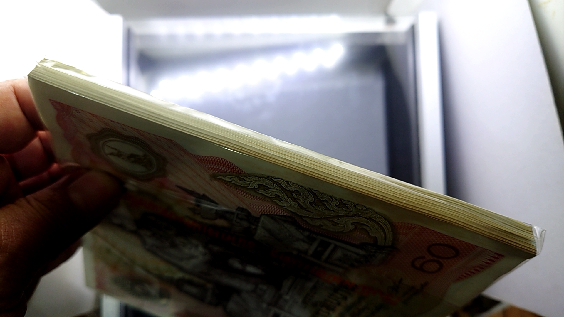 บัตรธนาคาร 60 บาท (ยกแหนบ 100 ใบ เรียงเลข) ที่ระลึกพระบาทสมเด็จพระเจ้าอยู่หัว รัชกาลที่ 9 เฉลิมพระชนมพรรษาครบ 5 รอบ ปี2530 ไม่ผ่านใช้