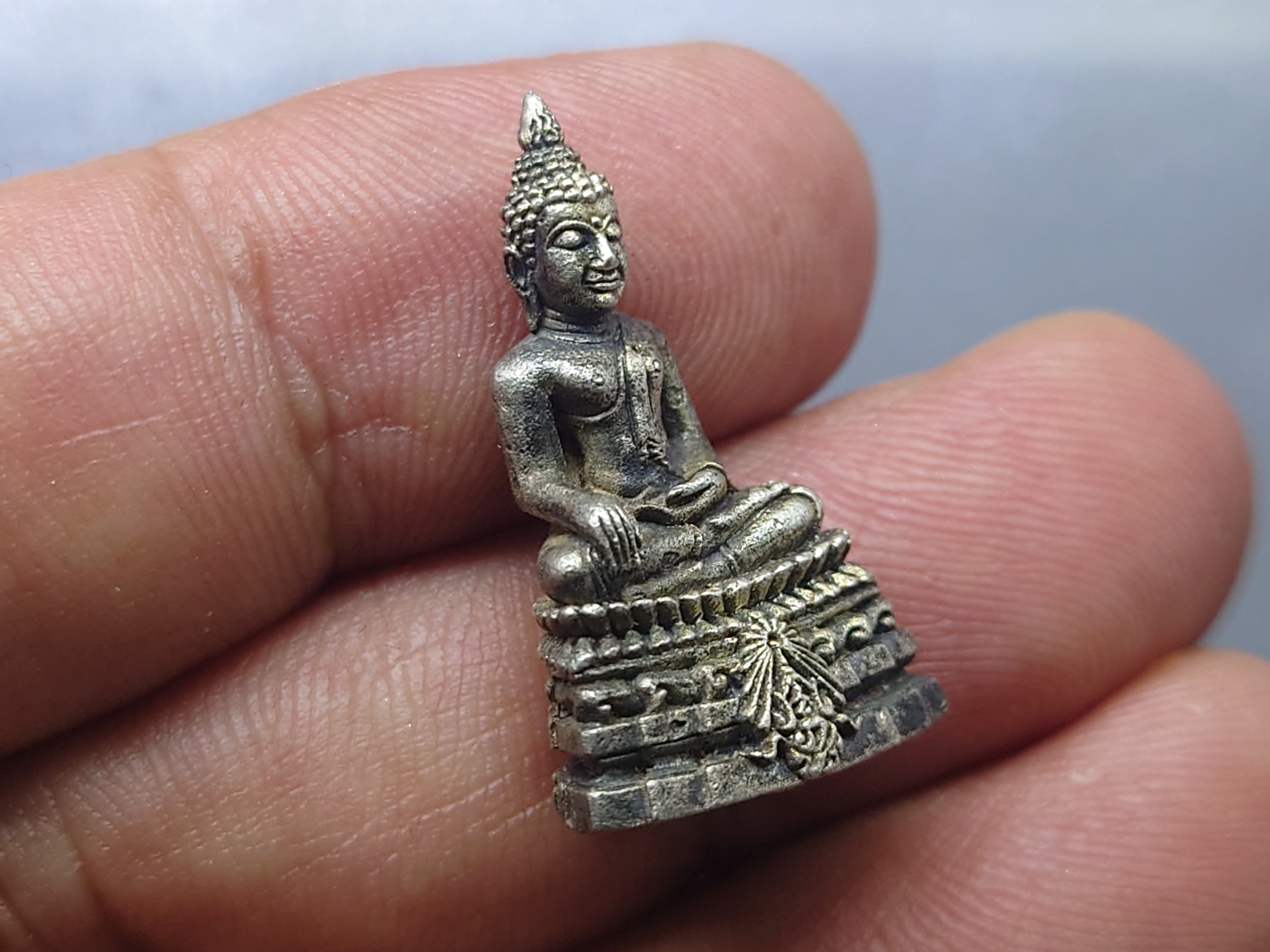 พระกริ่งพระพุทธชินสีห์ ภปร ทันโตเสฏโฐ เนื้อเงิน ใต้ฐานเจาะใส่ผงพระทนต์ในหลวง(ฟัน)และผงจิตรลดา พ.ศ.2533 พร้อมกล่องเดิม