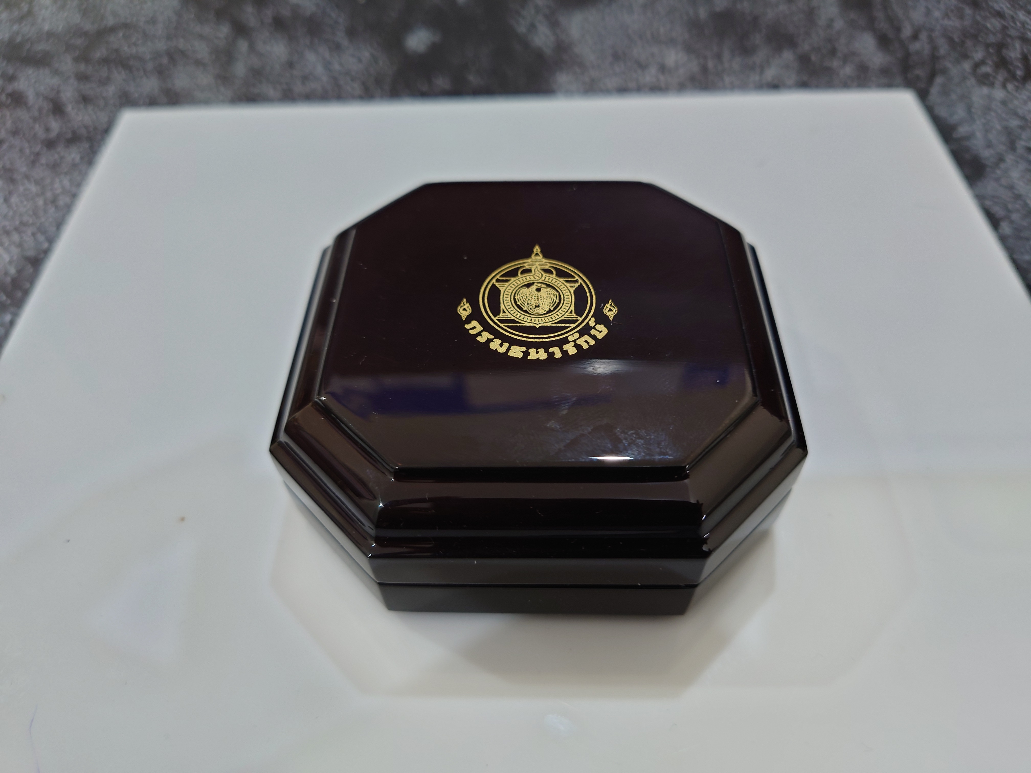 กล่องไม้ใส่เหรียญทองคำ 8 เหลี่ยม (หรือใส่เหรียญขนาดตลับวงนอก 4.5 เซน) จากกรมธนารักษ์ ผ่านใช้ สภาพสวย 95 %