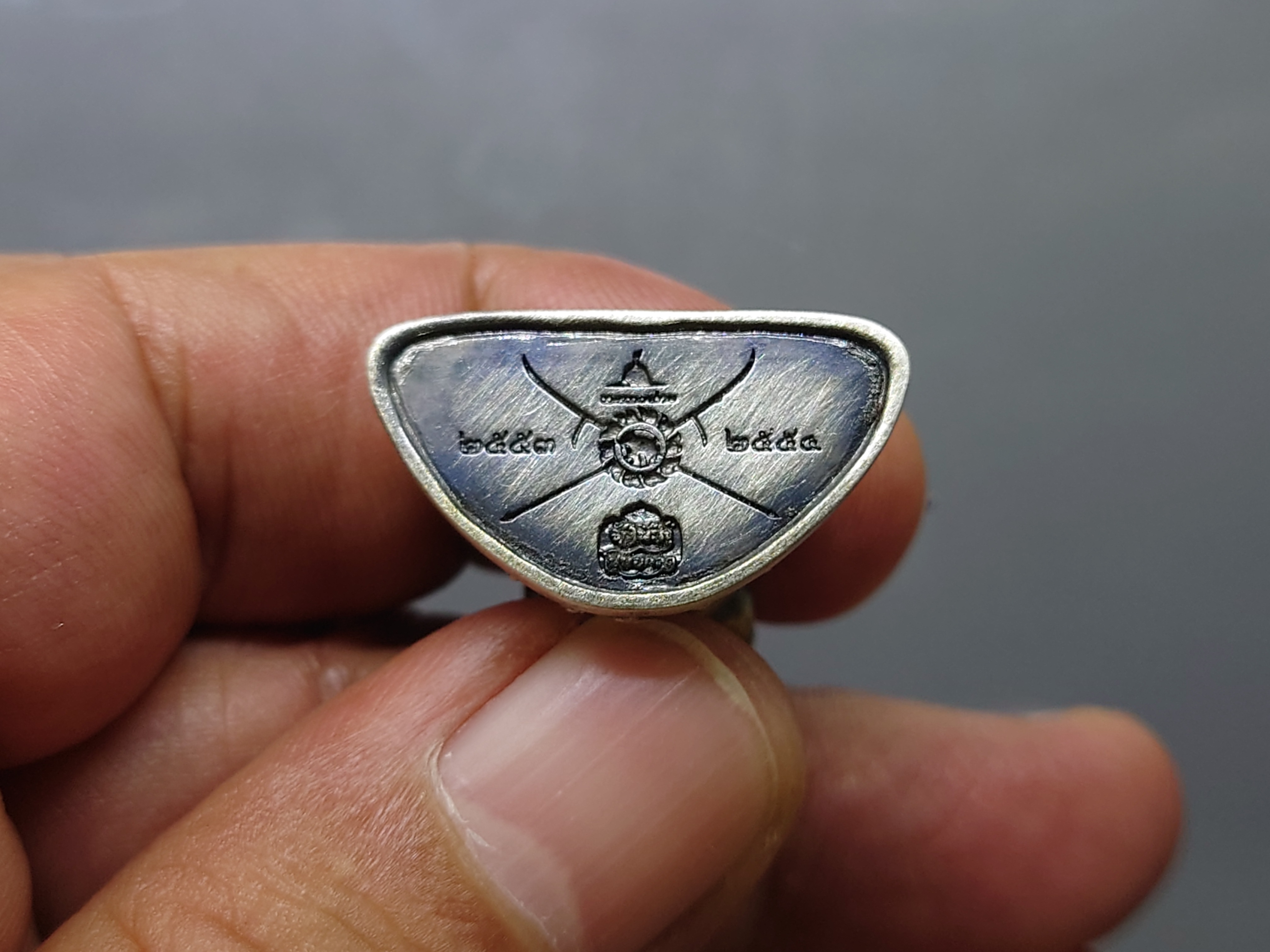 พระกริ่งพุทธมหาบารมีนุภาพพิสุทธิ์ อนุตตรสังคามวิชัย เนื้อเงินรมดำ ผลงานศิลปินแห่งชาติ อ.จักรพันธุ์ โปรษยกฤต ปี2553 พร้อมกล่องเดิม หายาก