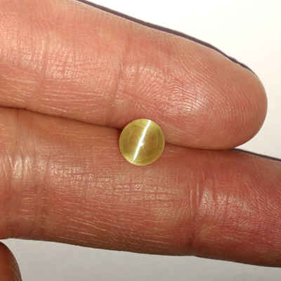 **ขายแล้ว**คริสโซเบริลตาแมวหรือไพฑูรย์ (Cat's eye Chrysoberyl) 1.76 กะรัต เนื้อเนียน ตาคม จากศรีลังกา