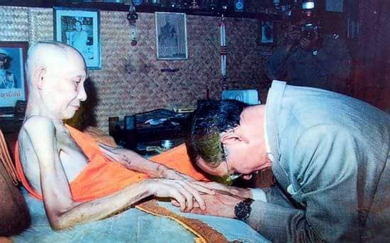 เหรียญลายสือไทย ปี 2526 ฉลอง 700 ปี หลวงพ่อเกษม เขมโก ปลุกเสก (พร้อมกรอบสแตนเลส)