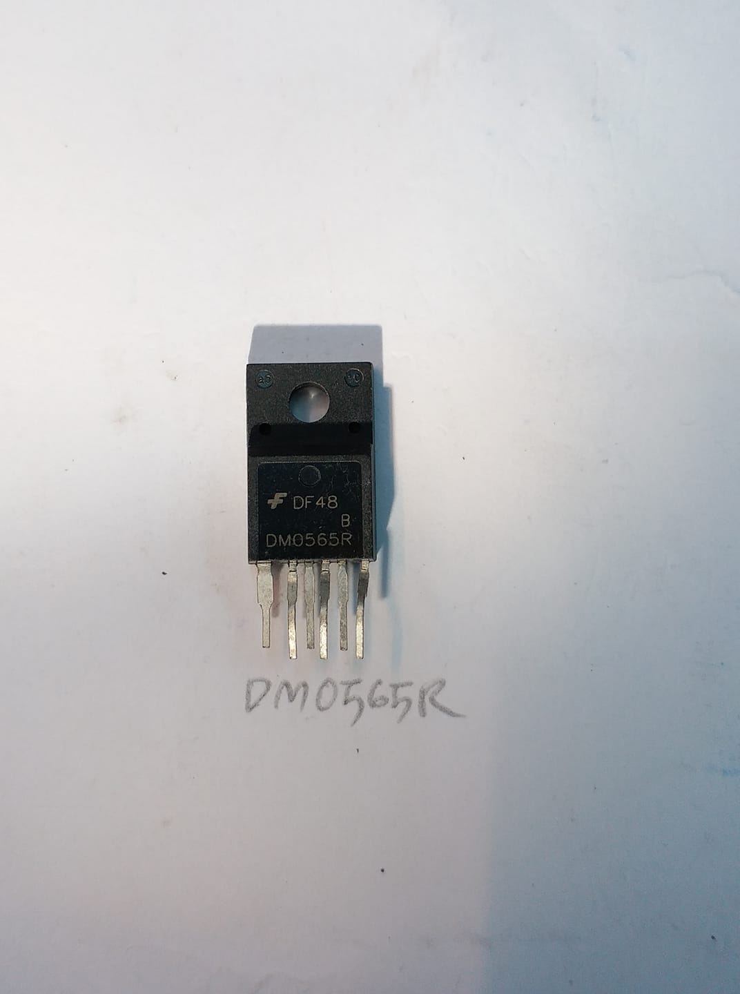ขาย DM0565R IC ภาคจ่ายไฟ ไอซี 6ขา หลังดำ T0-220F/ุ6ขา DM0565 R ยี่ห้อ ราคา ตัวละ . . . . หน่วย บาท