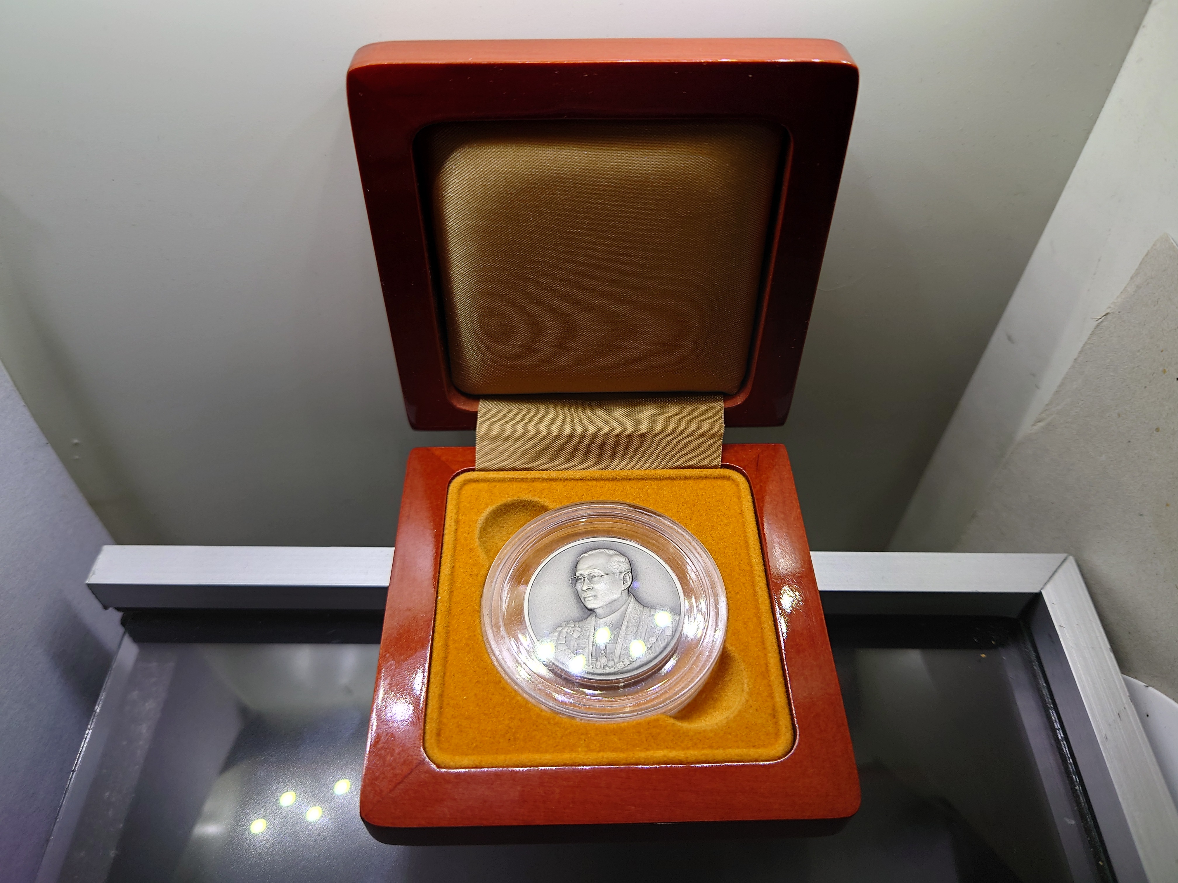 เหรียญที่ระลึกพระราชพิธีมหามงคลเฉลิมพระชนมพรรษา 7 รอบ เงินรมดำพ่นทรายพิเศษ ปี2554 อุปกรณ์ครบ