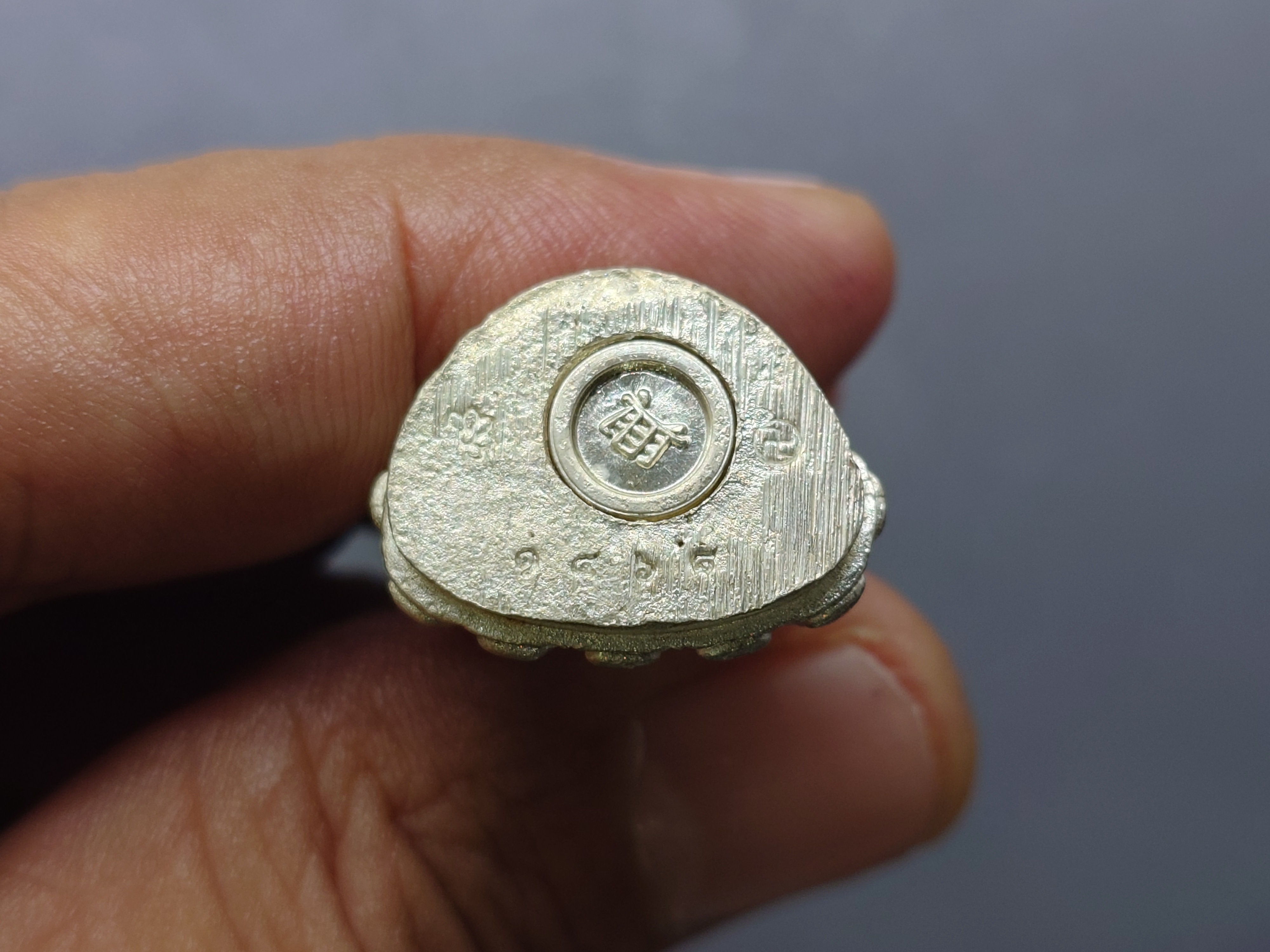 พระกริ่งจีน ตั๊กม้อ เนื้อเงิน ปลุกเสก 2 พิธีใหญ่ 2 แผ่นดินไทย-จีน วัดสุทัศนฯ-วัดกวงซิ่ว เมืองกวงโจว ประเทศจีน ปี2537 พร้อมกล่องเดิม