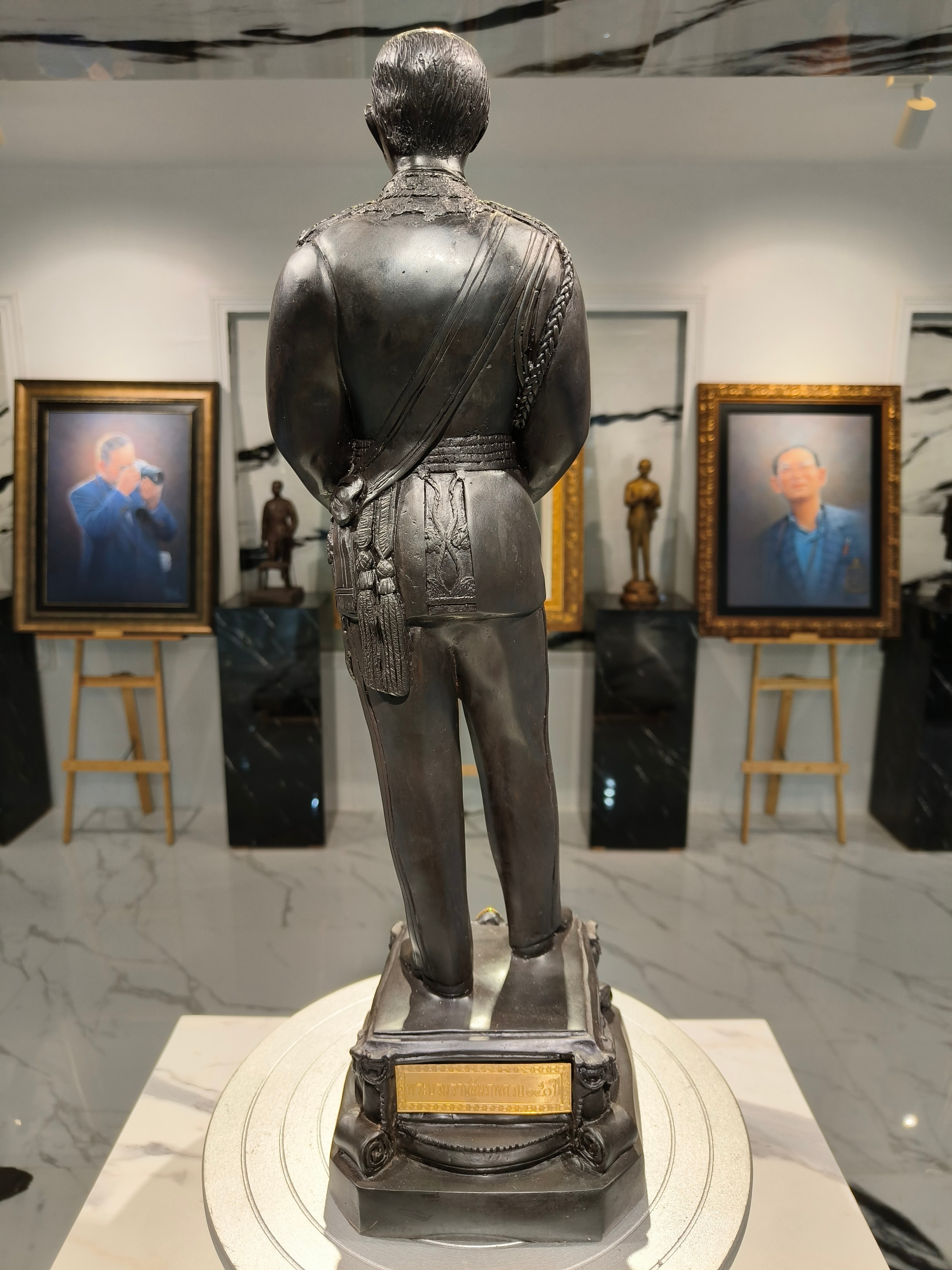 รูปหล่อ รัชกาลที่ 5 หน้าตัก 9 นิ้ว (จมร) จัดสร้างโดยมหาจุฬาลงกรณ์ราชวิทยาลัย(จมร) เนื่องในโอกาสพระบรมราชสมภพครบ 150 ปี พิธีใหญ่ ณ วัดพระแก้ว กรุงเทพมหานคร พ.ศ. 2546