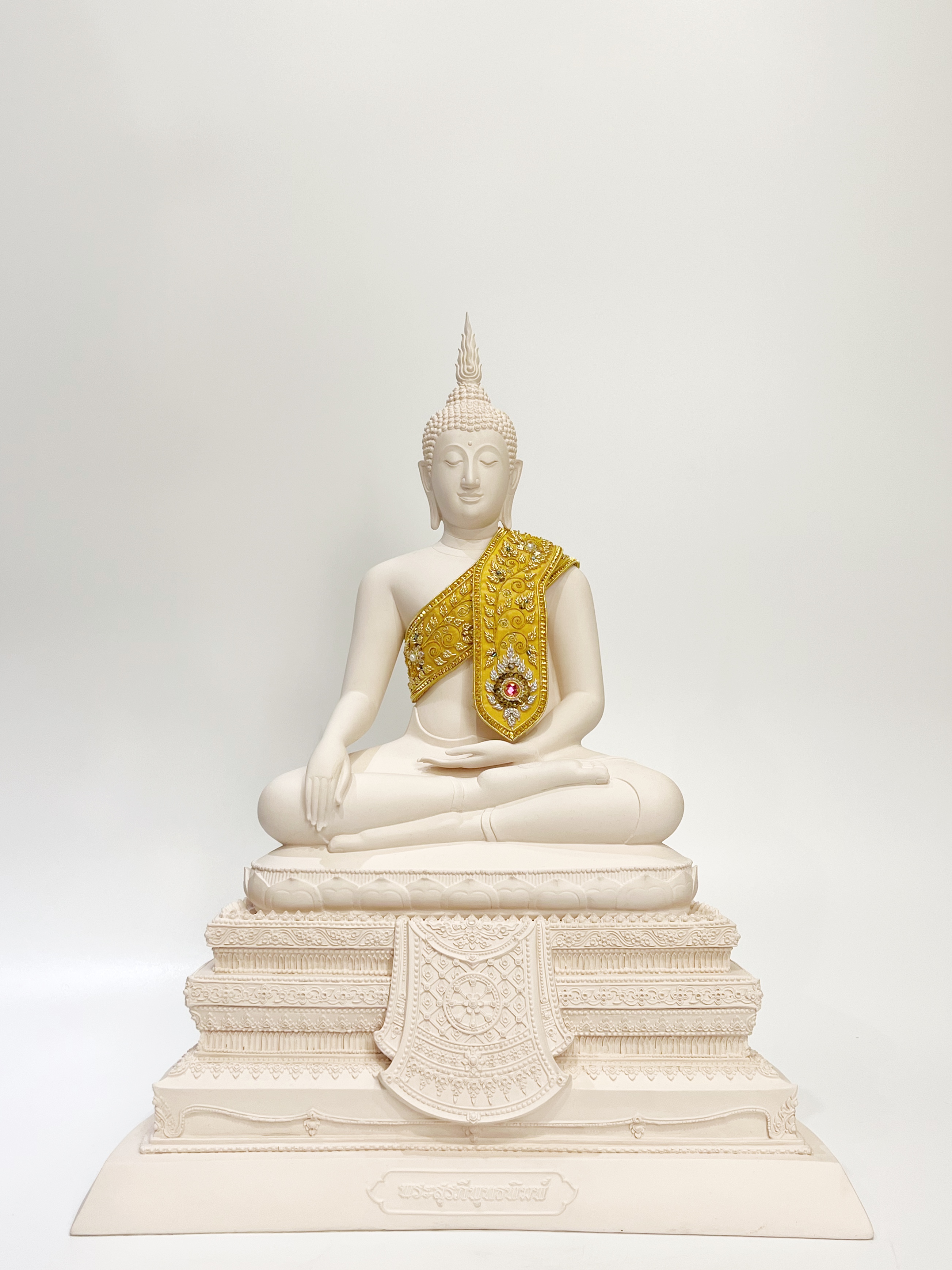 สังฆาฏิปักดิ้นทอง สำหรับพระพุทธรูป ขนาดหน้าตัก 9 นิ้ว ผ้าห่มทบ สีขาว ลายเคลือเถา