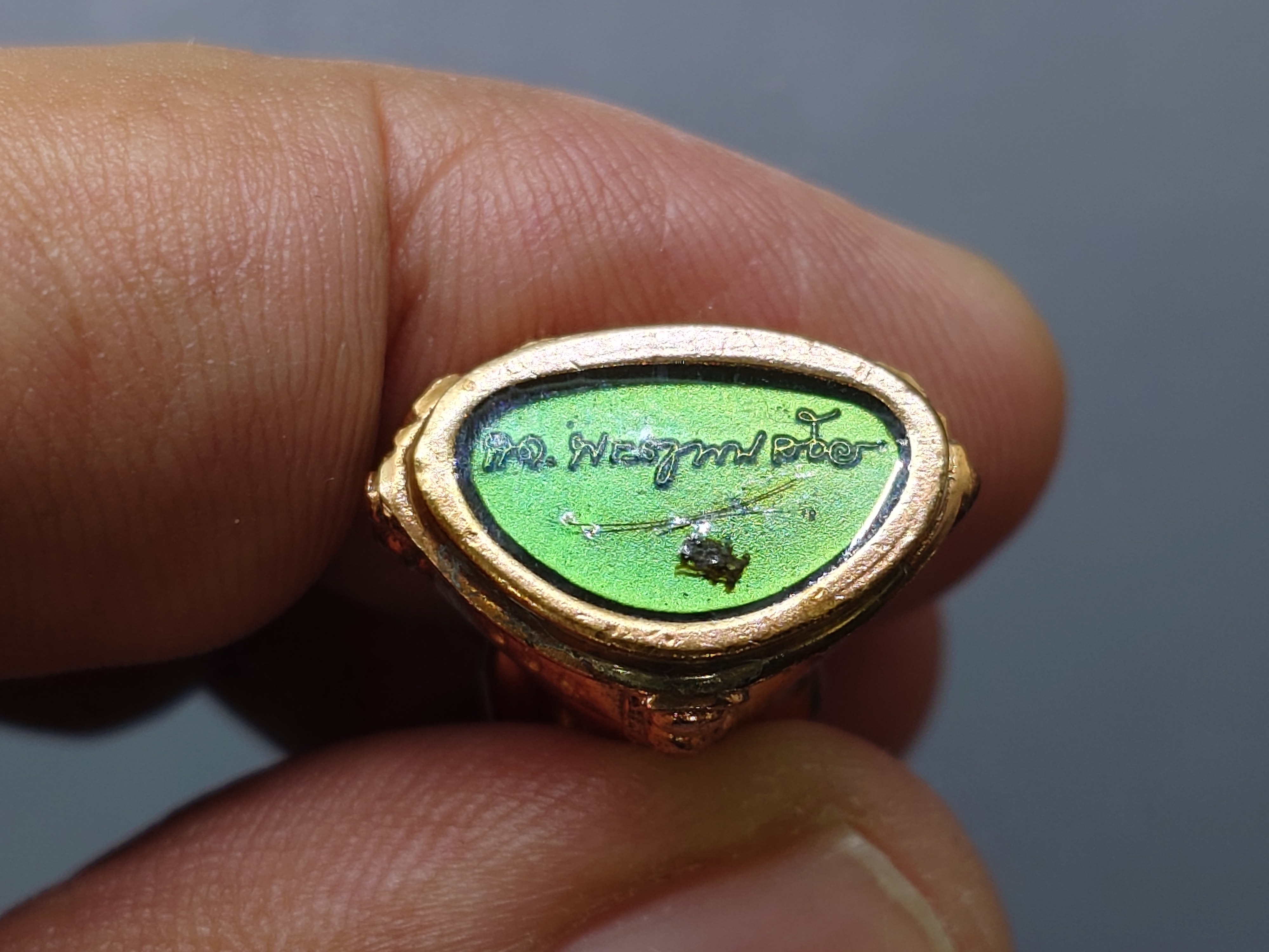 พระกริ่งญาณวเรศ (กริ่งปวเรศน้อย) ฐานบรรจุพระเกศาและจีวร เนื้อสัตตะโลหะ พิมพ์ใหญ่ สมเด็จพระญาณสังวรฯ ทรงเจริญพรรษา 100 ปี วัดบวรนิเวศวิหาร ปี2556 พร้อมใบรับรอง