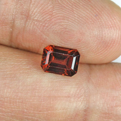 สปิเนลสีส้มน้ำตาล (Spinel) 1.44 กะรัต รูปเหลี่ยมมรกต รูปร่างดี