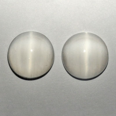 มูนสโตนตาแมว หรือ มุกดาหารตาเเมว (Cat's eye Moonstone) น้ำหนักรวม 4.78 กะรัต สีขาว เนื้อเนียน มีตาเเมว มาเป็นคู่