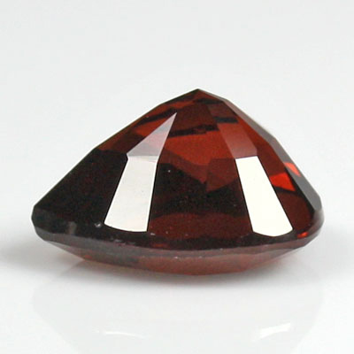 โกเมนสีแดงอมม่วงหรือโรโดไลท์ (Rhodolite Garnet) 1.83 กะรัต สีเข้ม รูปร่างดี ไฟดี