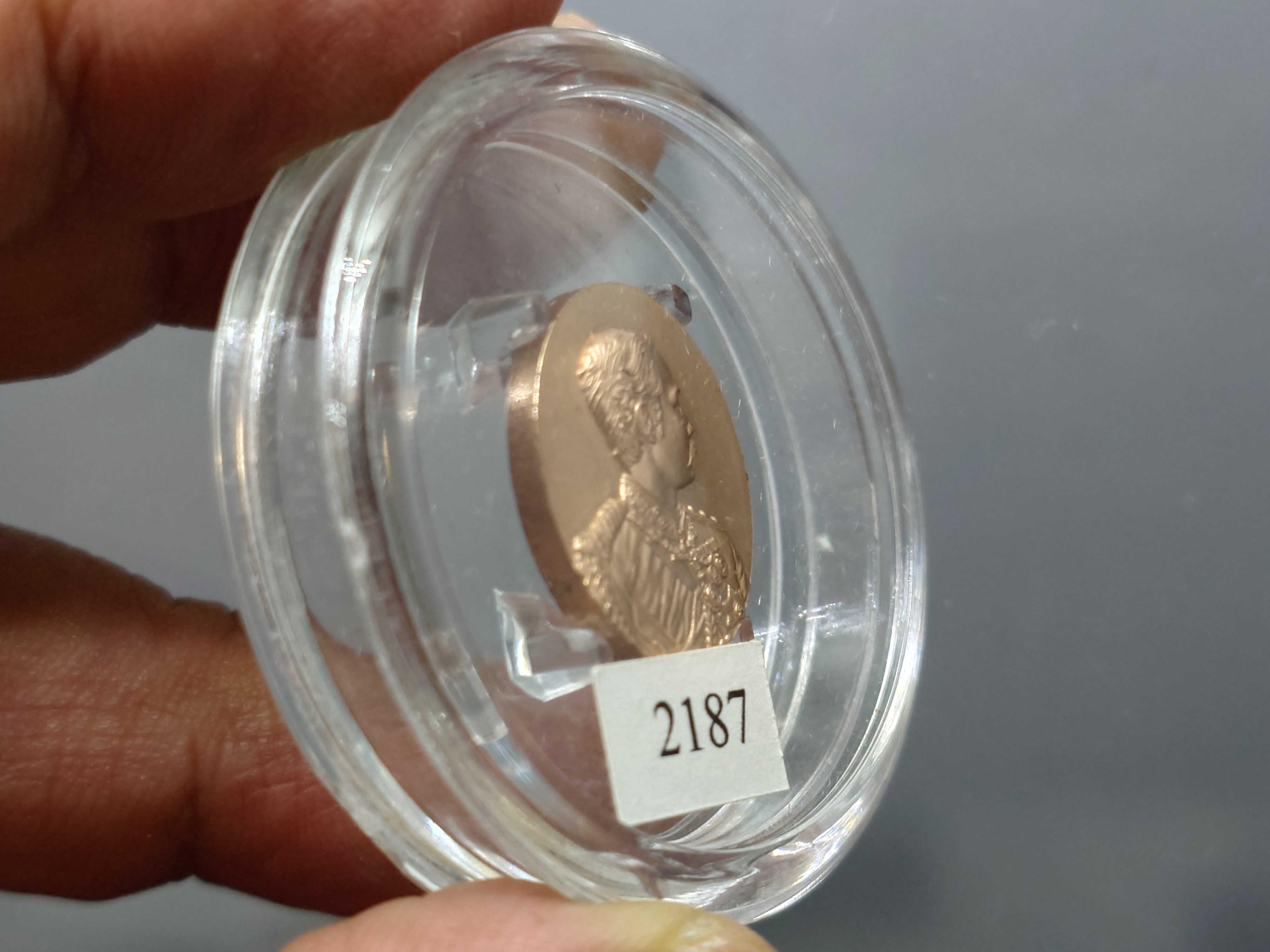 เหรียญเฉลิมพระเกียรติ พระราชสมภพครบ 150 ปี รัชกาลที่5 เนื้อทองแดง พิมพ์เล็ก สาธิตจุฬาฯ สร้าง พ.ศ.2546 พร้อมกล่องเดิม