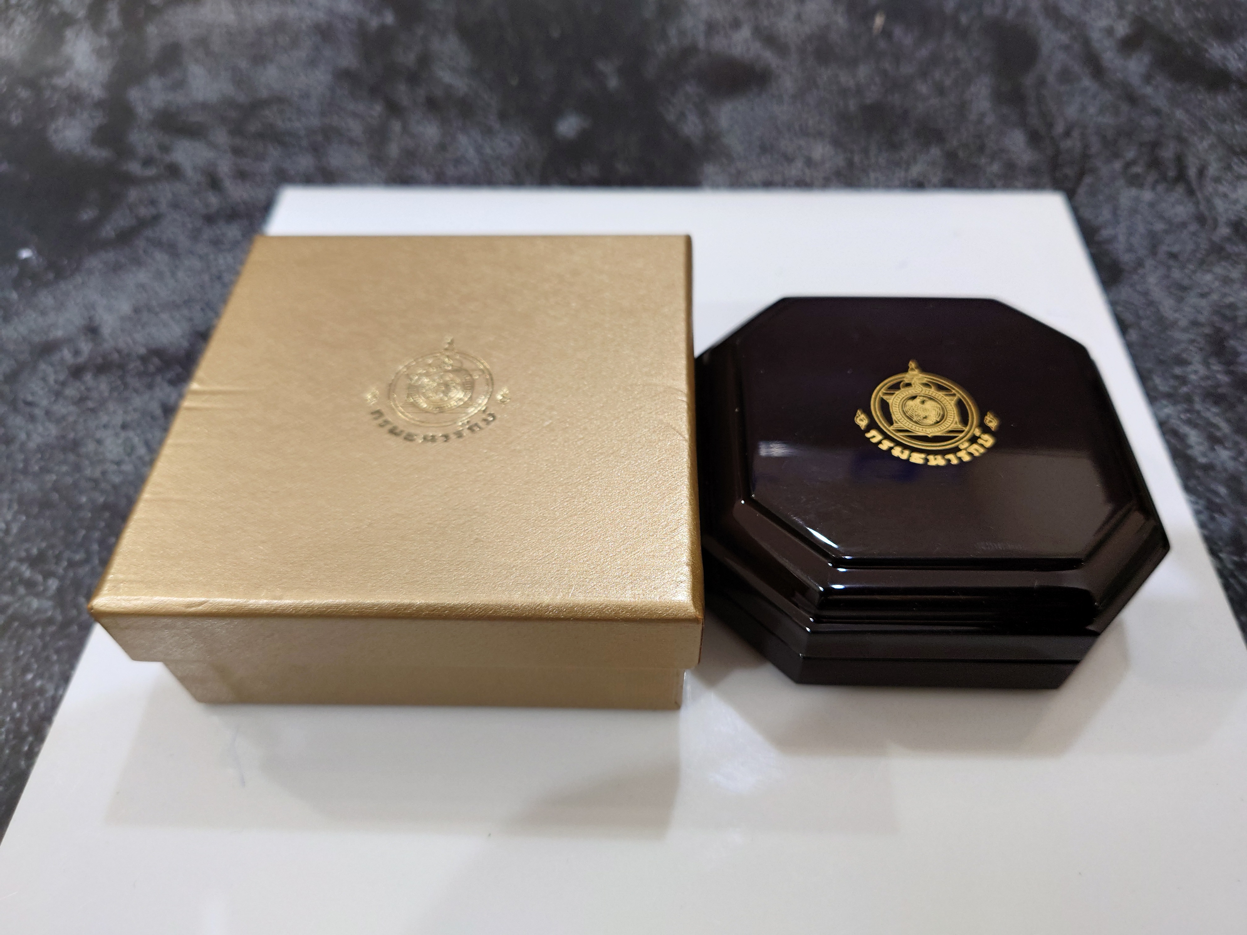 กล่องไม้ใส่เหรียญทองคำ 8 เหลี่ยม (หรือใส่เหรียญขนาดตลับวงนอก 4.5 เซน) จากกรมธนารักษ์ ผ่านใช้ สภาพสวย 95 %