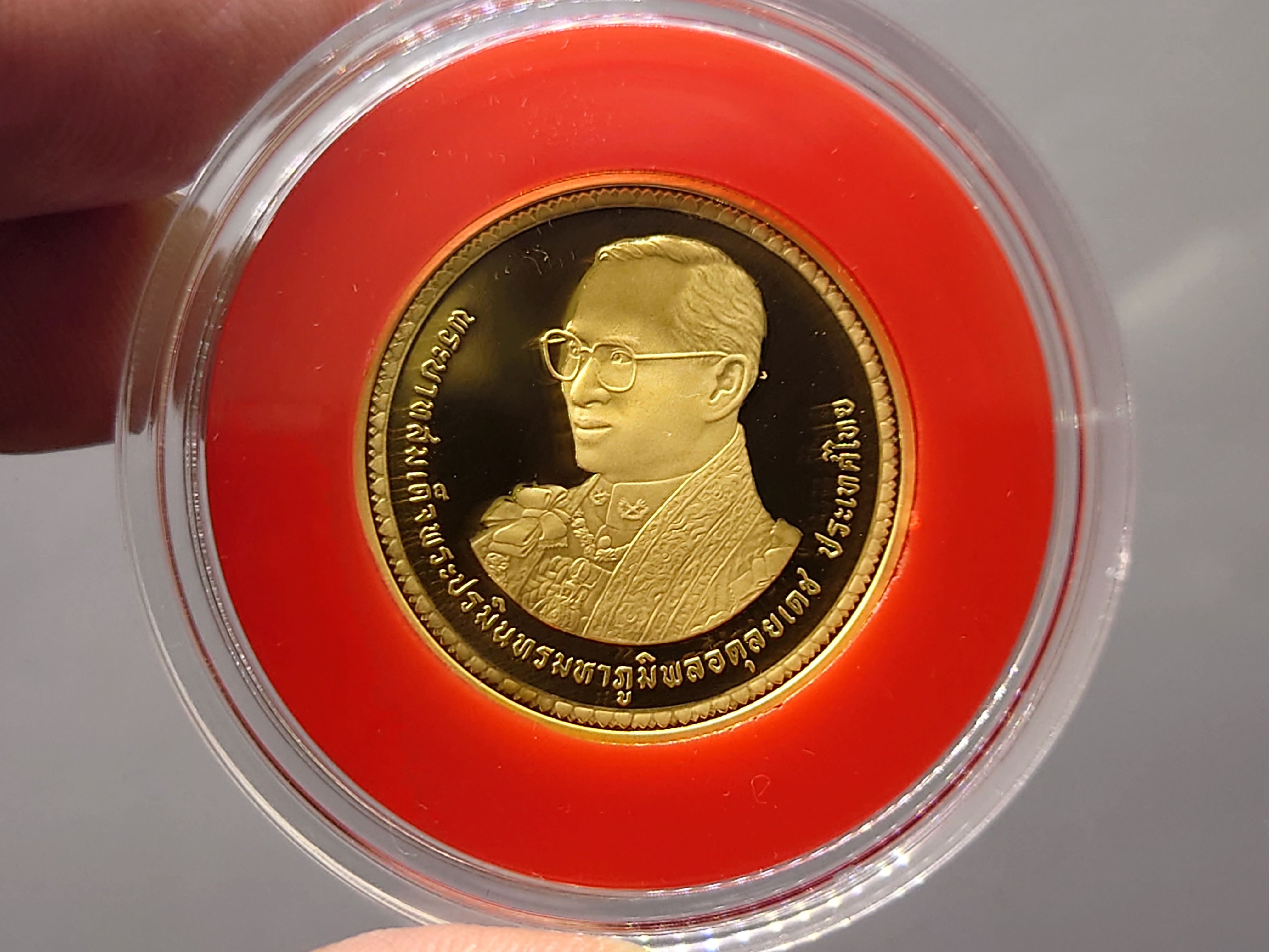 เหรียญทองคำขัดเงา ชนิดราคาหน้าเหรียญ 16000 บาท(ทอง 99 % หนัก 1 บาท)ที่ระลึกพระชนมพรรษา 80 พรรษา รัชกาลที่9 พ.ศ.2550 อุปกรณ์ครบ