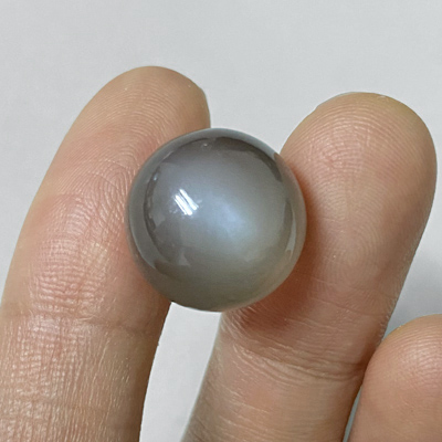 **ขายแล้ว**มูนสโตน หรือ มุกดาหาร (Moonstone) 19.43 กะรัต สีเทาอมน้ำตาล ทรงกลม