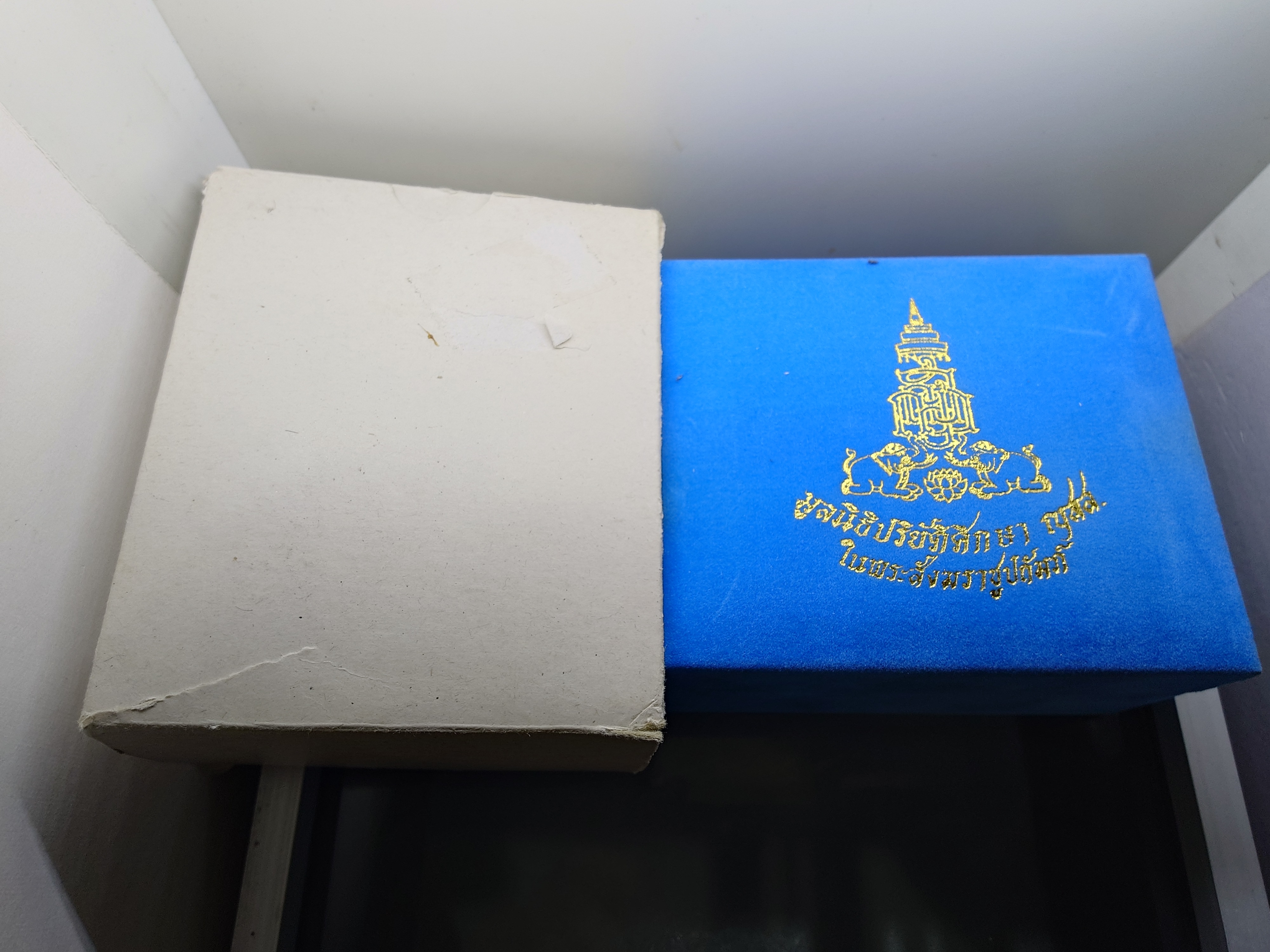 พระแก้วมรกต ญสส สมเด็จพระญาณสังวร เนื้อทองแดง พิมพ์ใหญ่ รุ่นมรดกไทย มรดกโลก จัดสร้างโดยมูลนิธิปริยัติศึกษา พ.ศ.2536 พร้อมกล่องเดิม